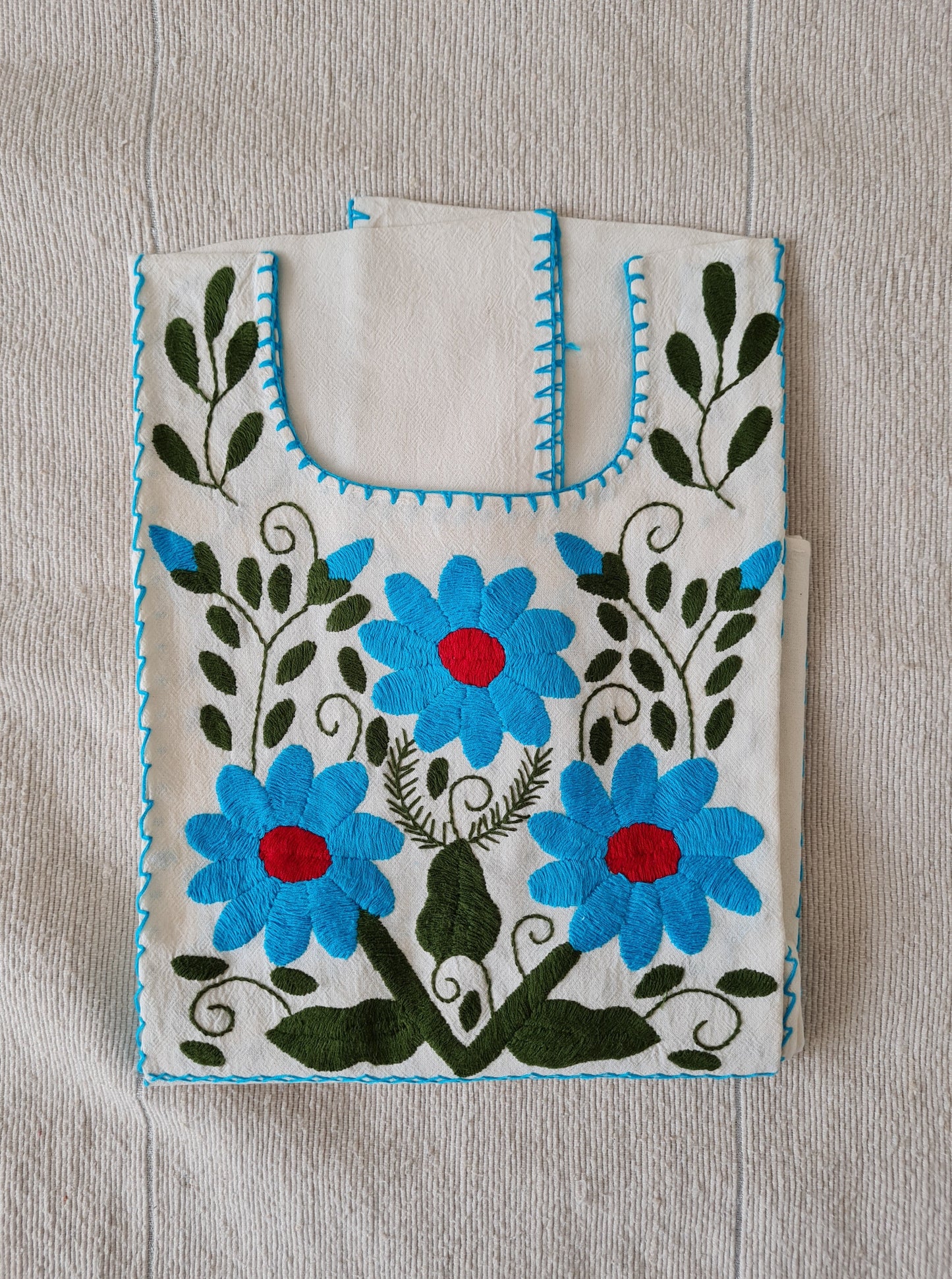 Handbesticktes Carmela Kleid – Weiß/Blau