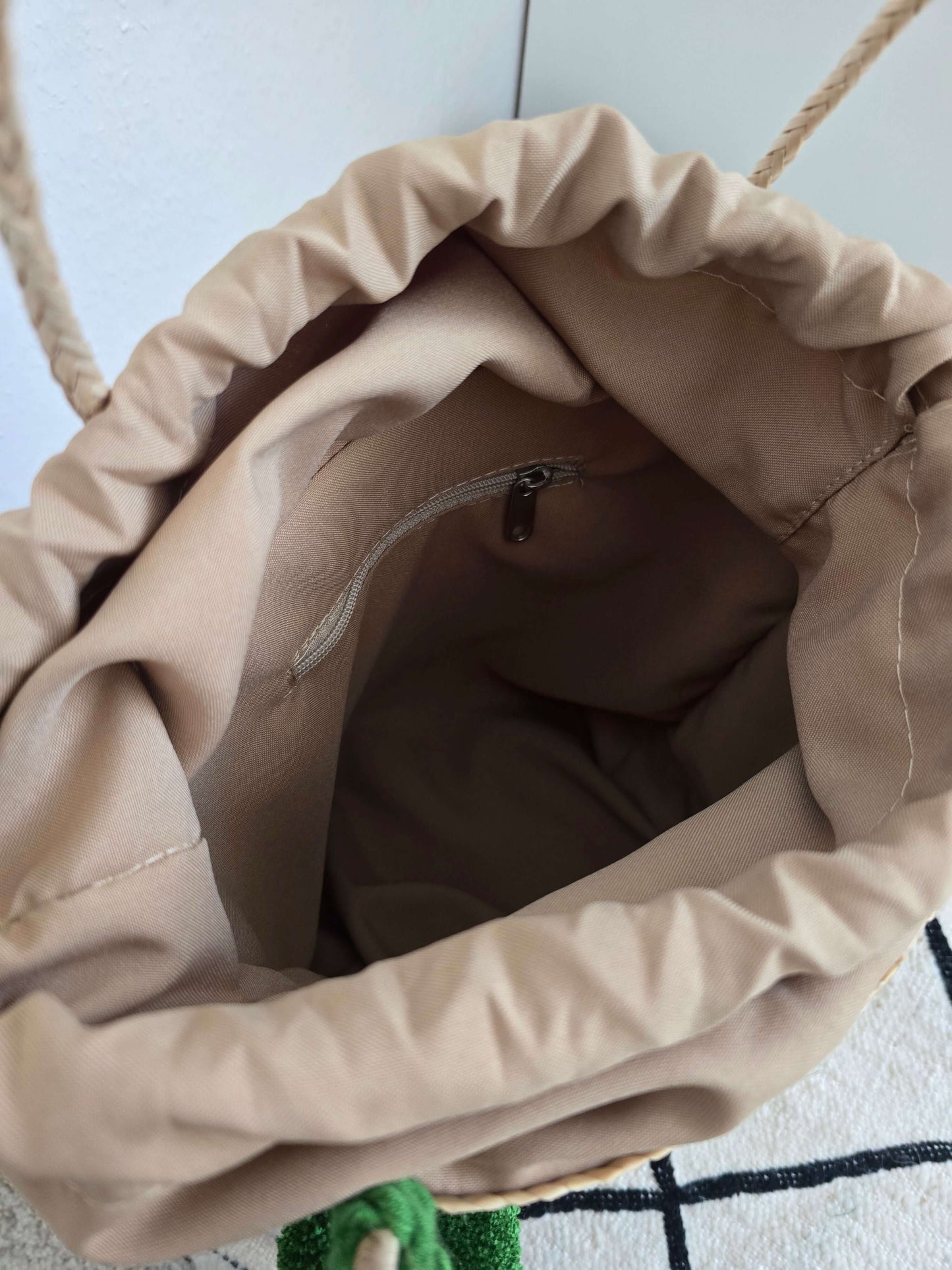 Handgemachte Sommer Korbtasche - Ibiza: Innenansicht der Tasche mit Reißverschluss, handgefertigt und aus natürlichen Materialien.