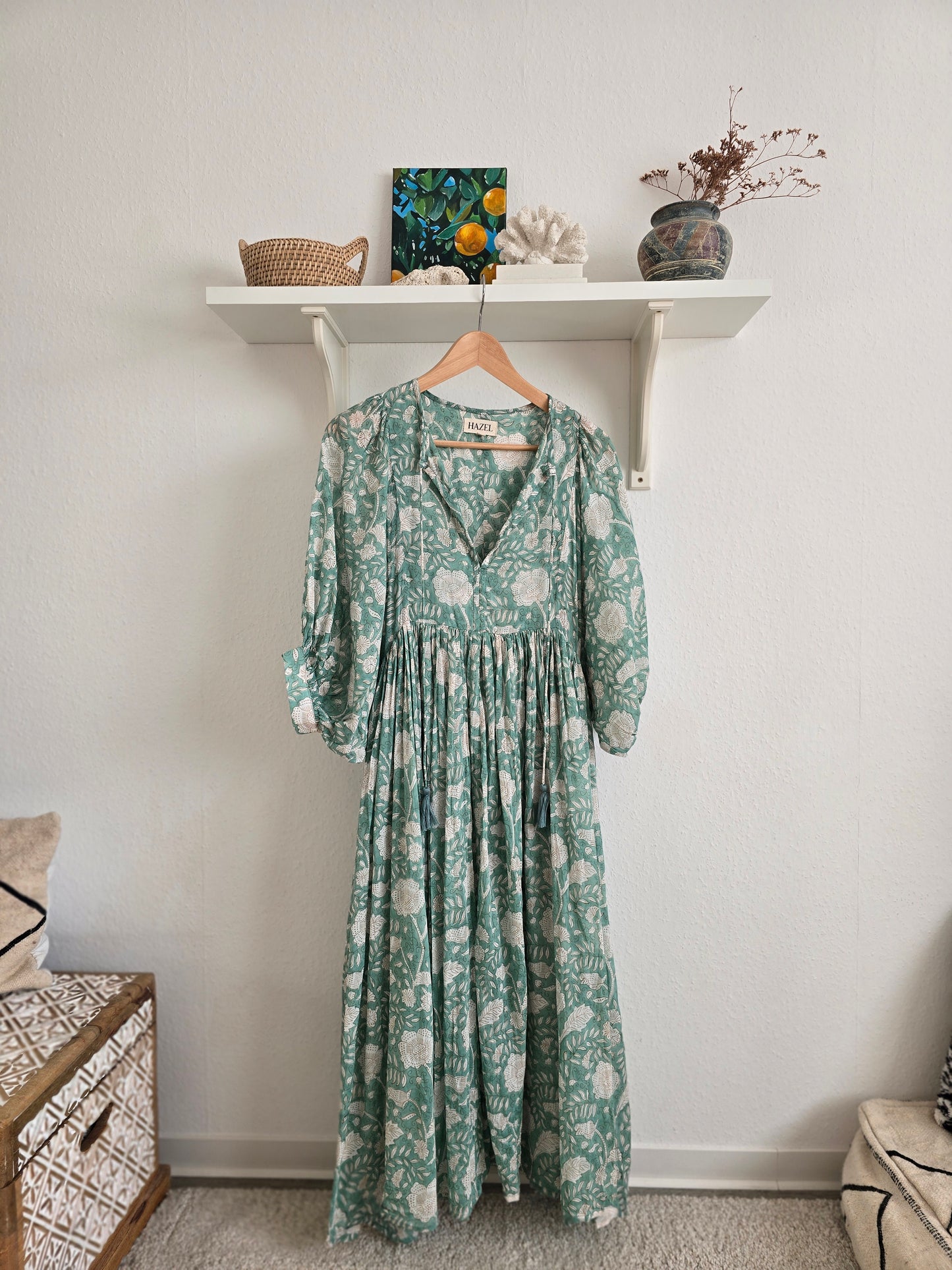 Camilla Kleid in Misty Jade, Vintage-inspiriert mit Handblockdruck, gebauschten Ärmeln und Seitentaschen.