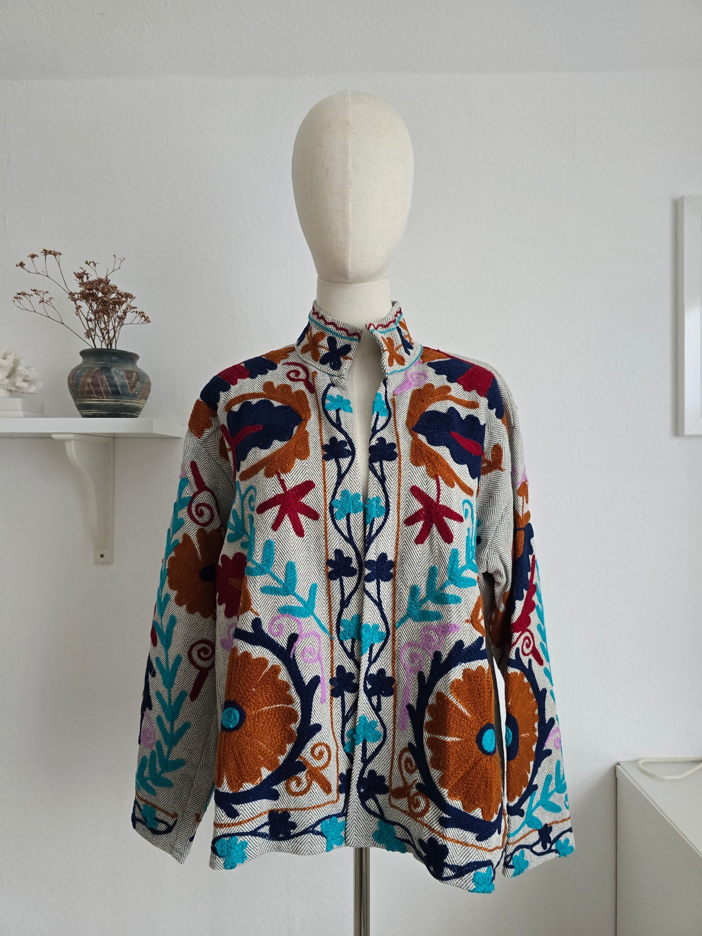 Samtjacke mit Stickerei