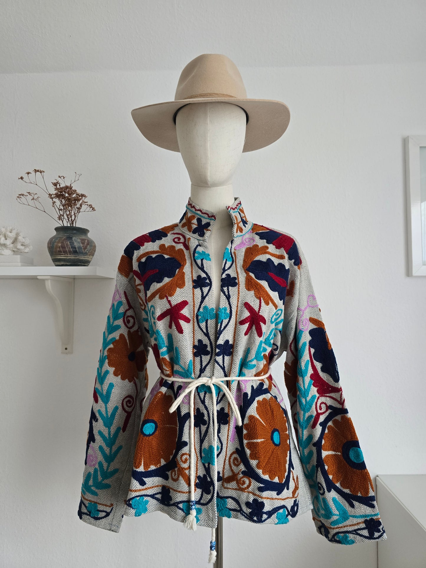 Samtjacke mit Stickerei