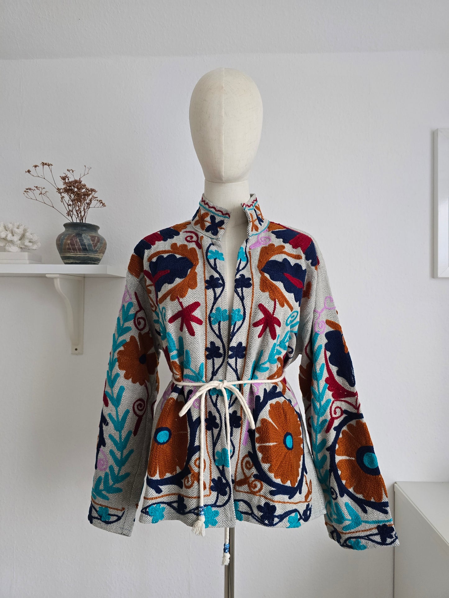 Samtjacke mit Stickerei