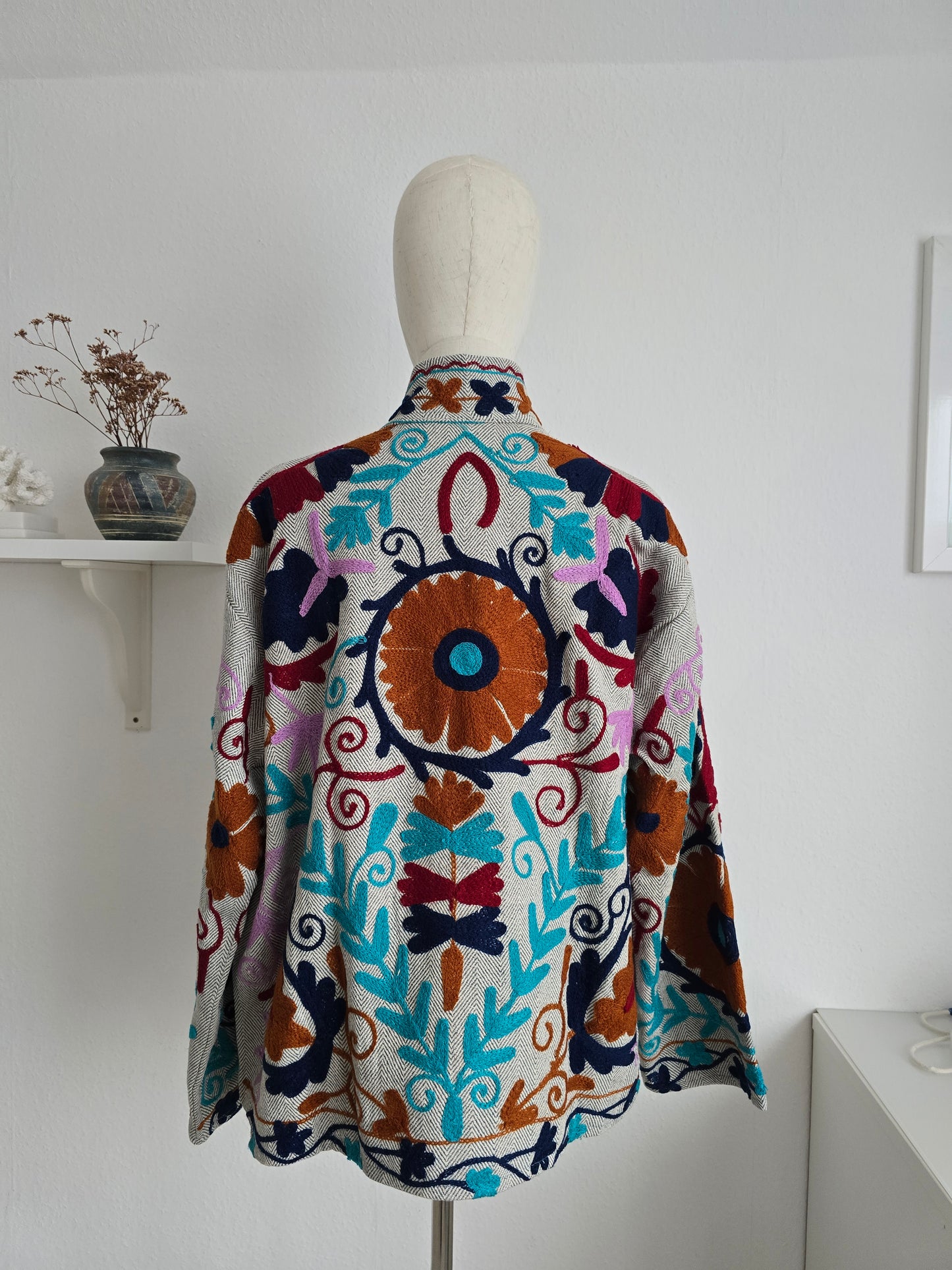 Samtjacke mit Stickerei