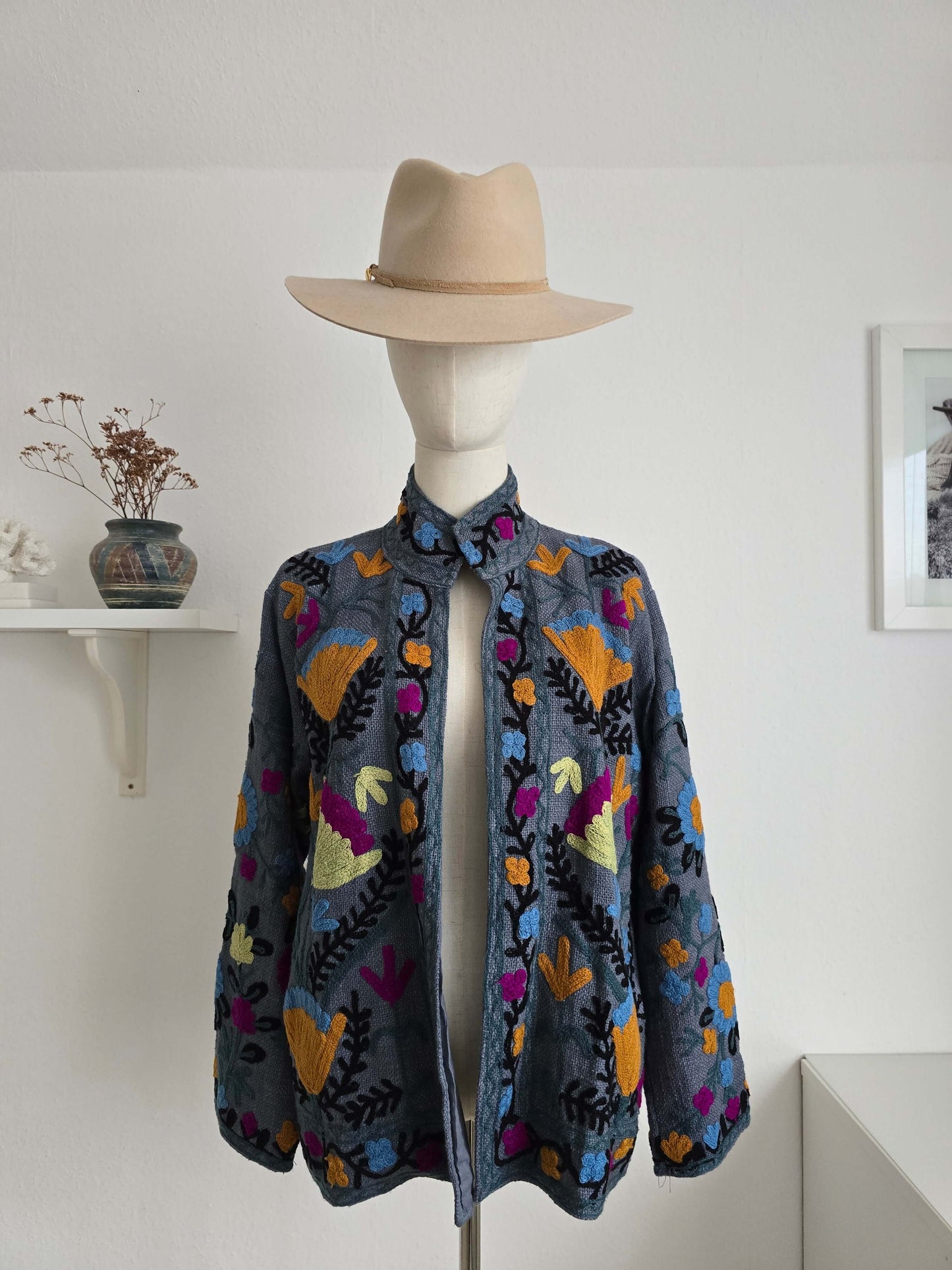 Bestickte Jacke No. 9 mit handgefertigter Handstickerei und entspannter Silhouette, perfekt für jeden Anlass.