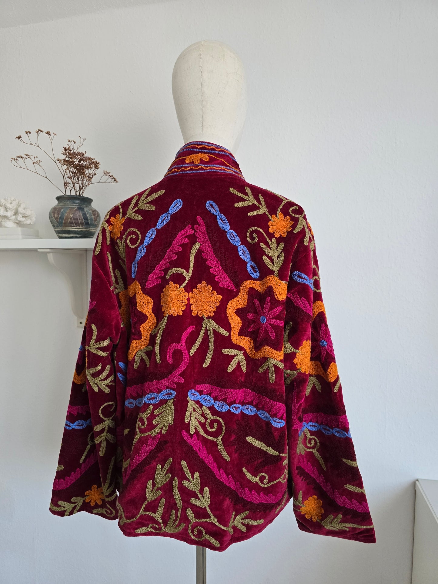 Samtjacke mit Stickerei