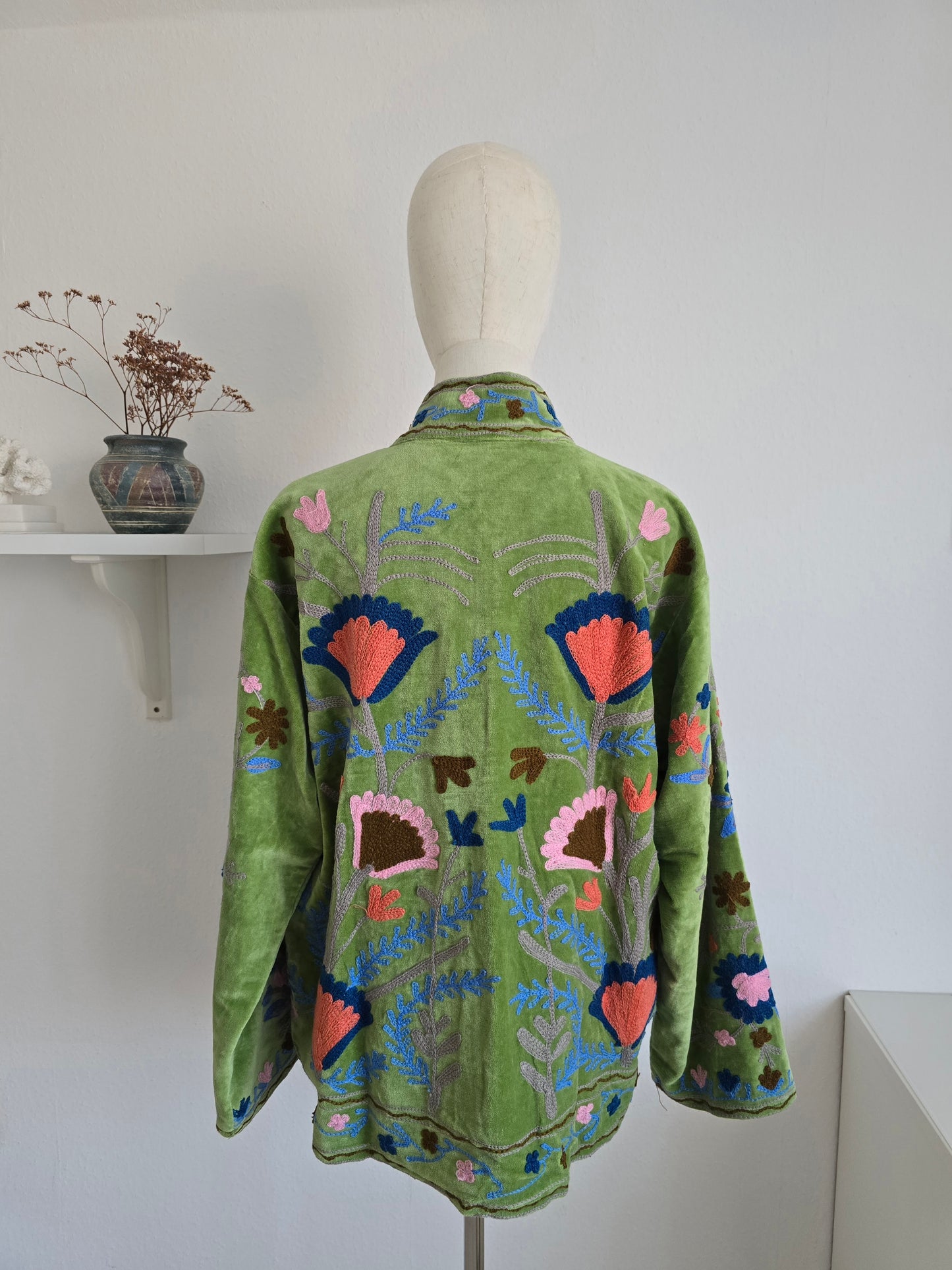 Samtjacke mit Stickerei