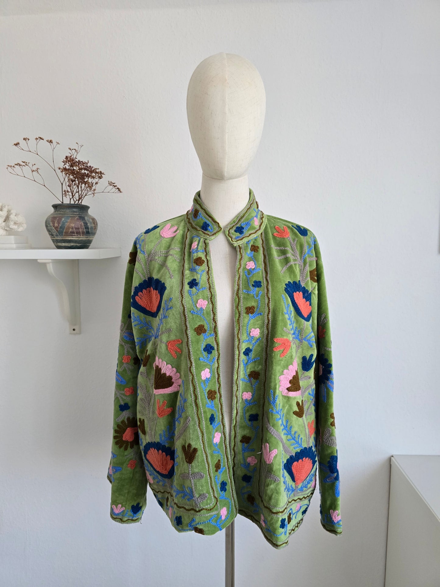 Samtjacke mit Stickerei