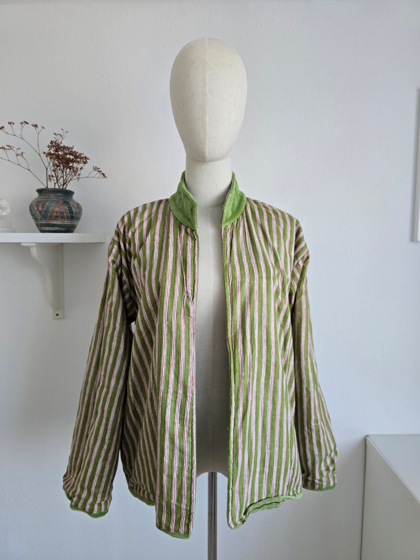 Samtjacke mit Stickerei