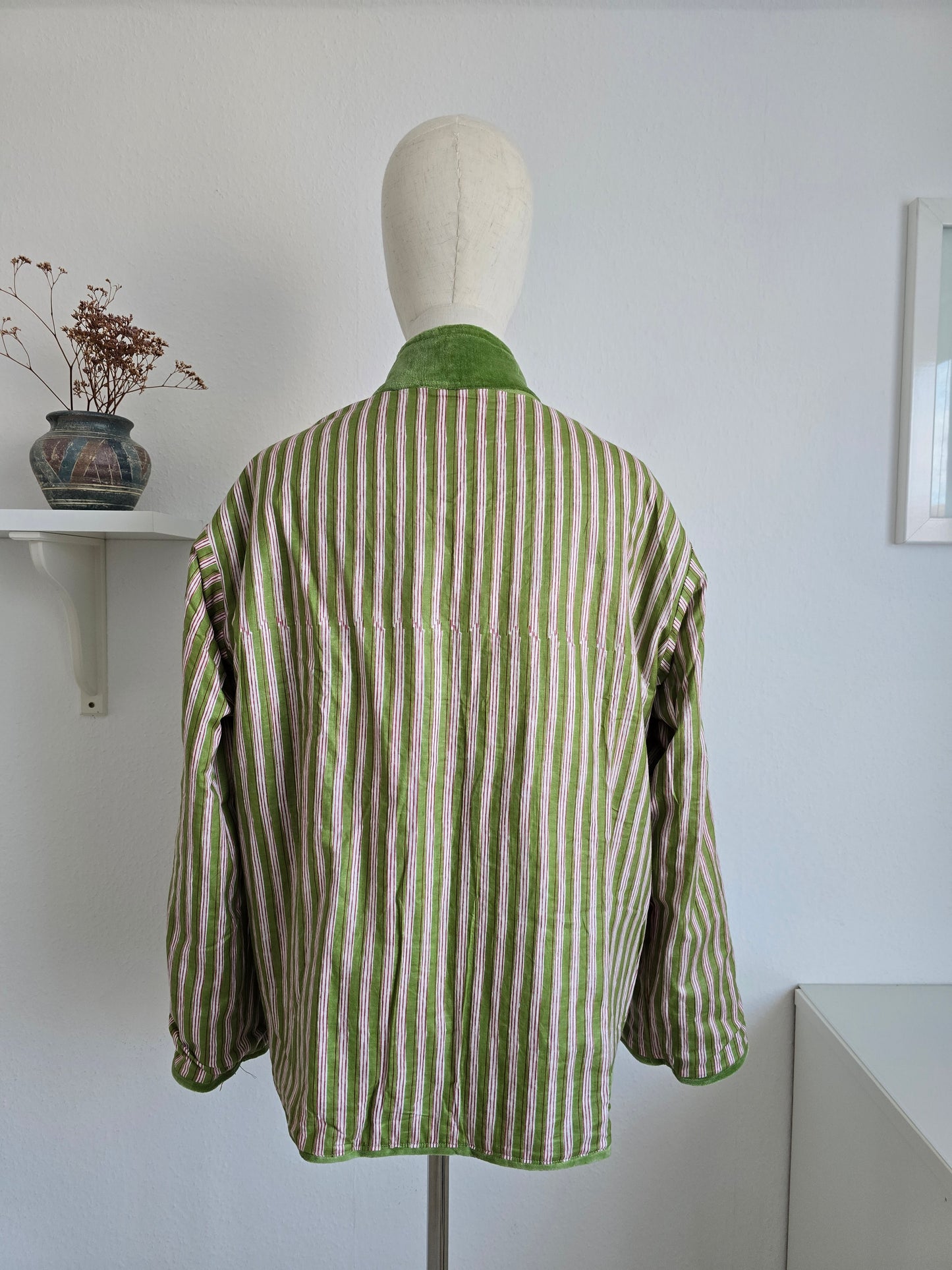 Samtjacke mit Stickerei