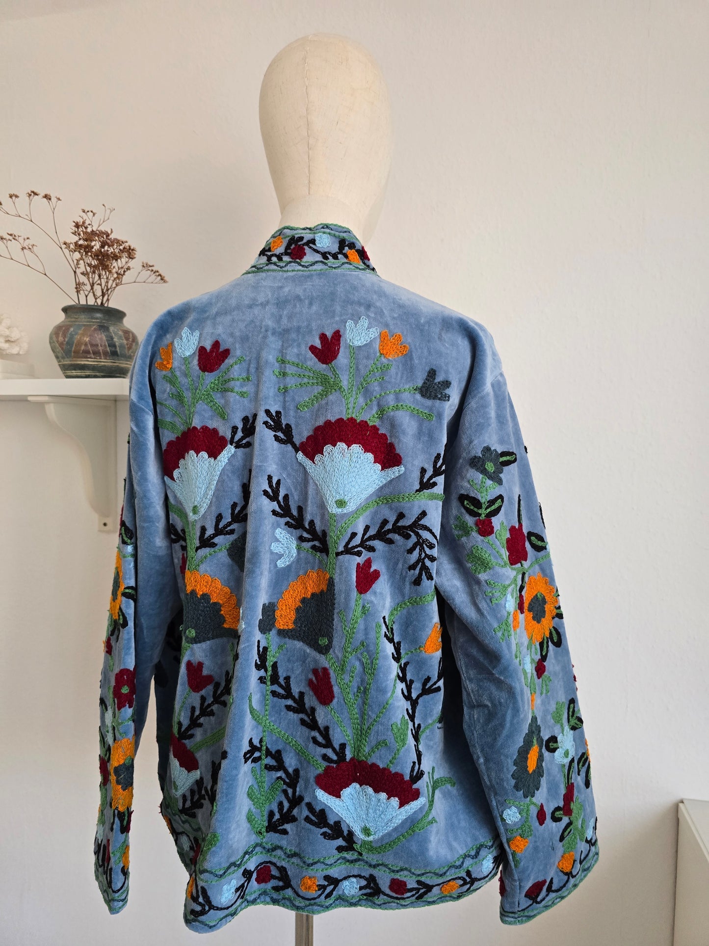 Samtjacke mit Stickerei