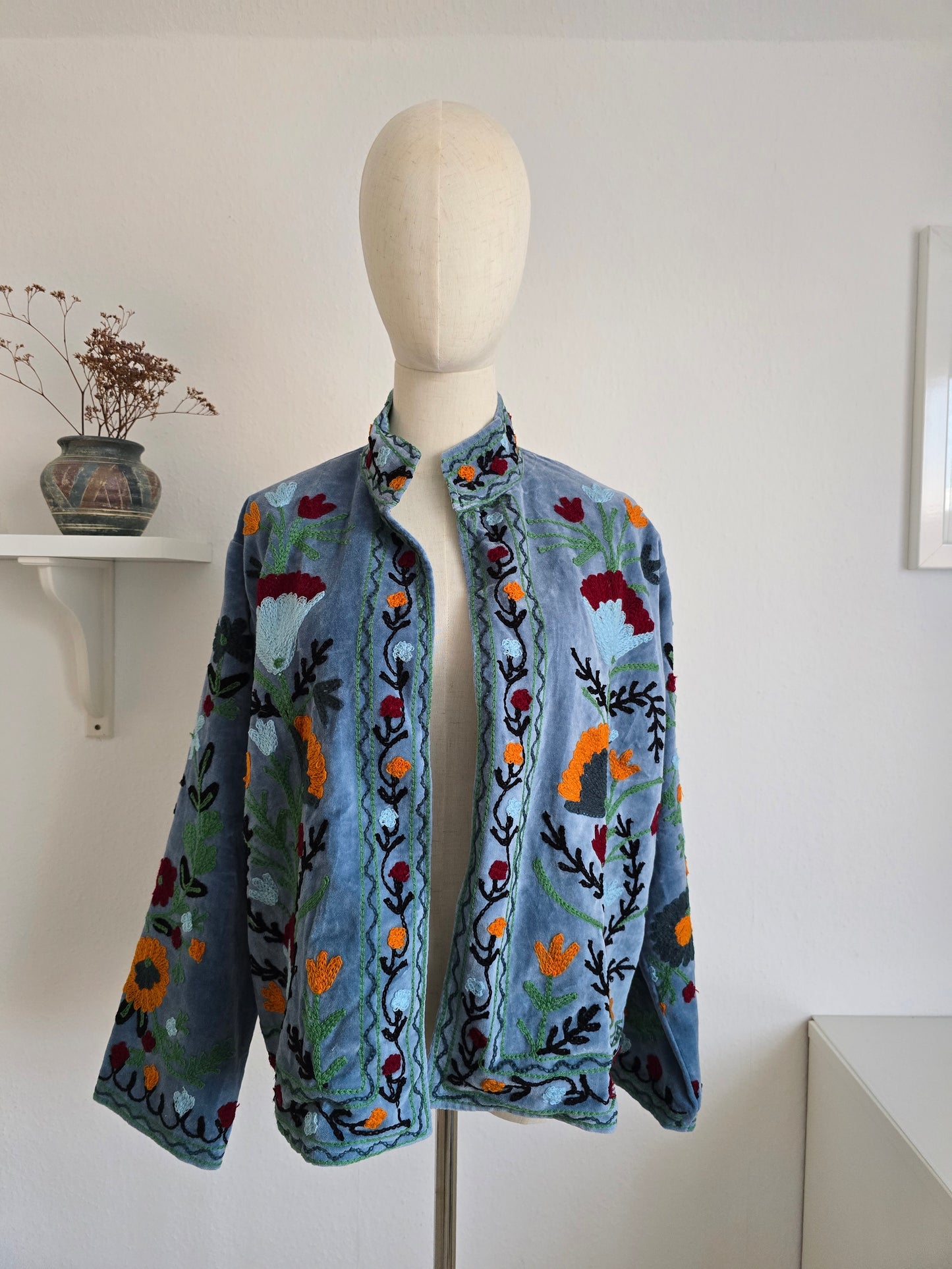 Samtjacke mit Stickerei