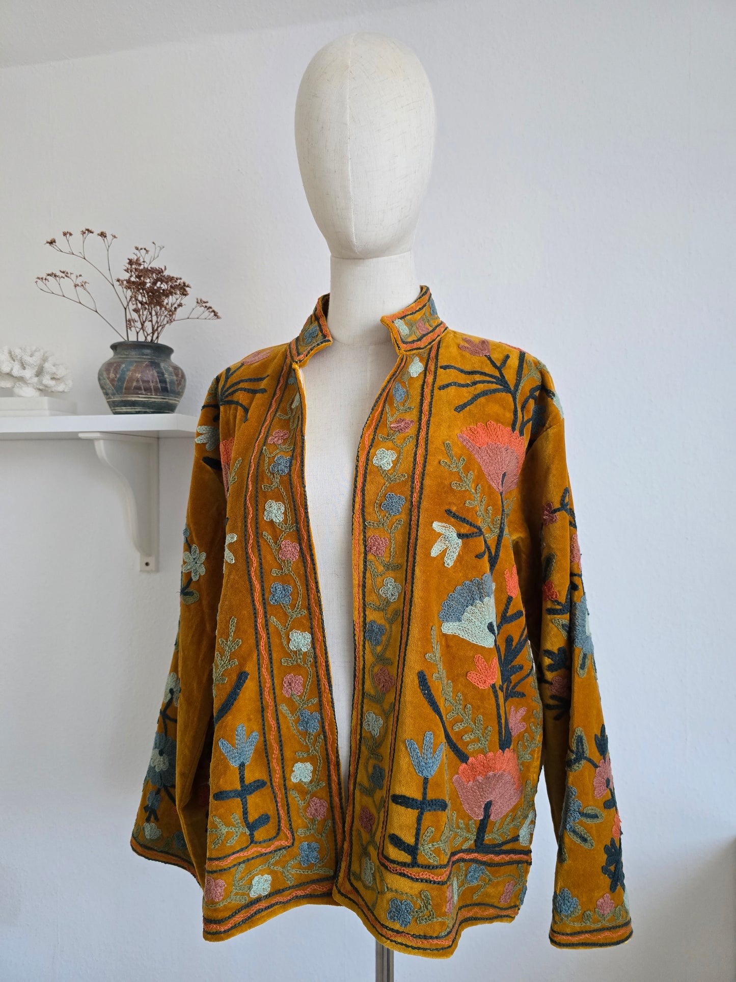 Samtjacke mit Stickerei