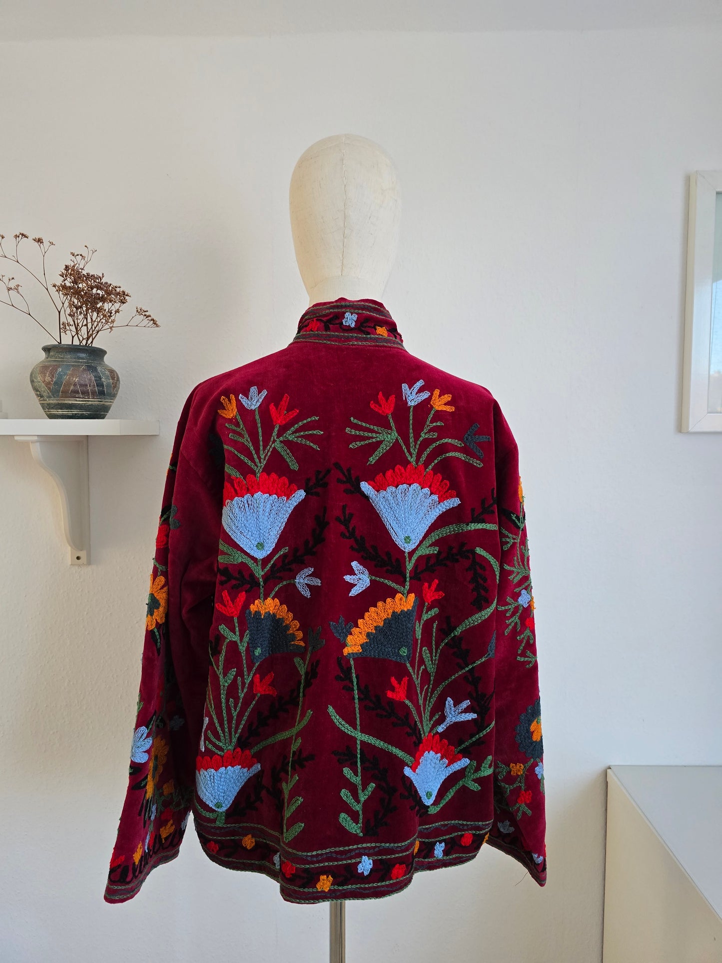 Samtjacke mit Stickerei