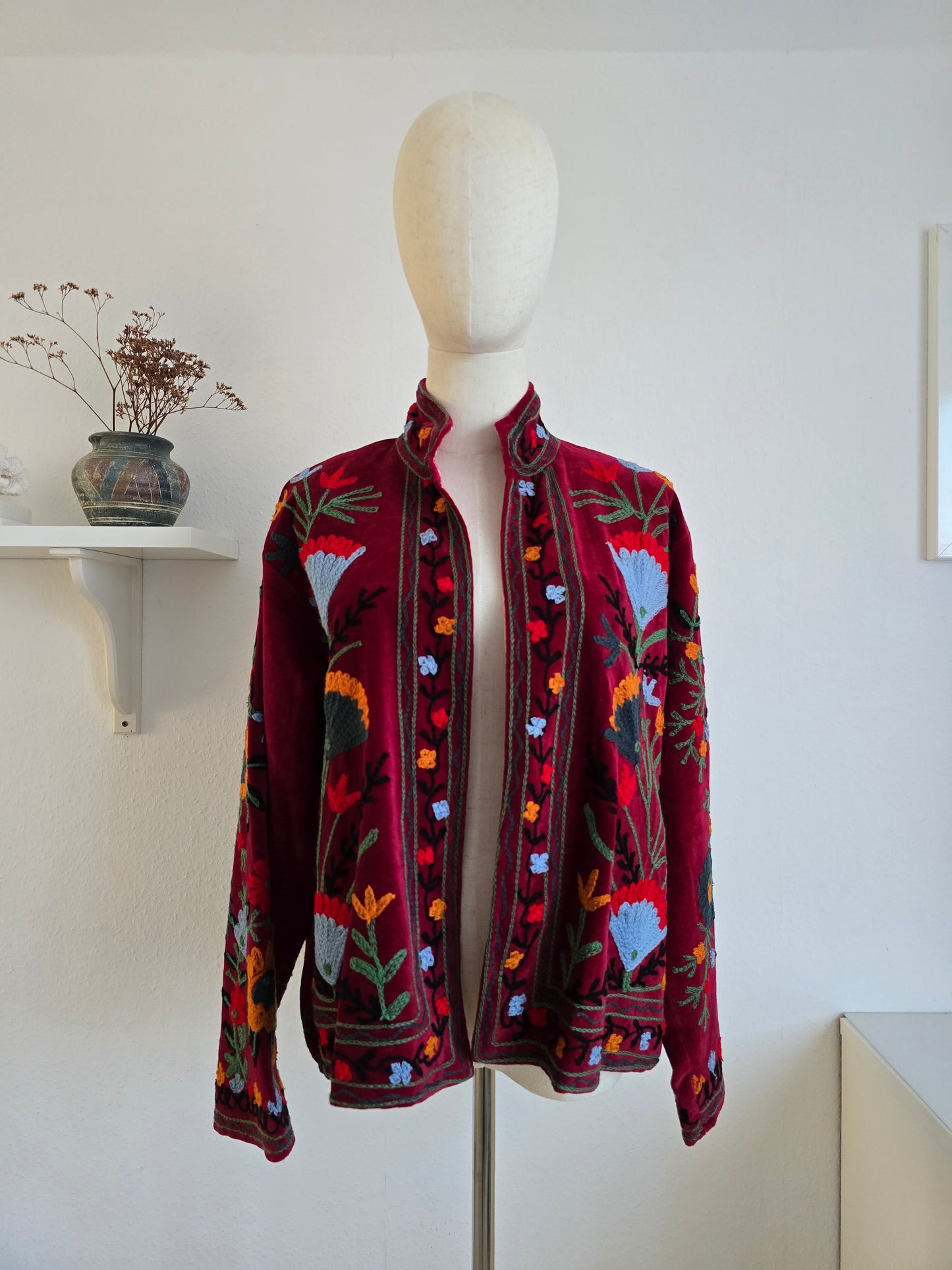 Samtjacke mit Stickerei