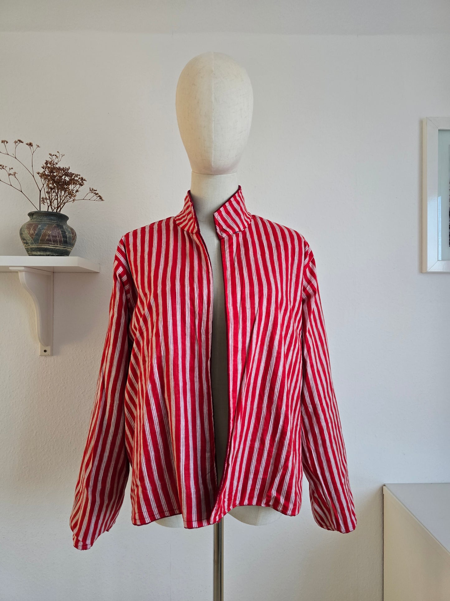 Samtjacke mit Stickerei