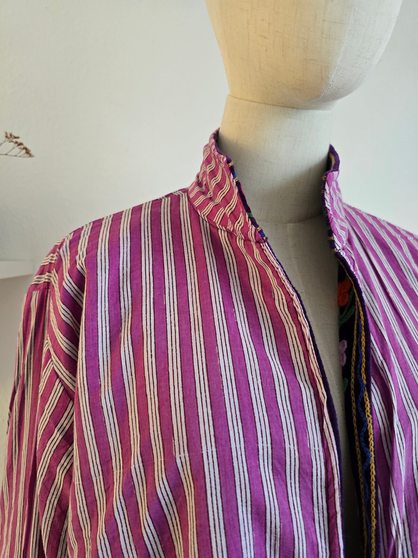 Samtjacke mit Stickerei