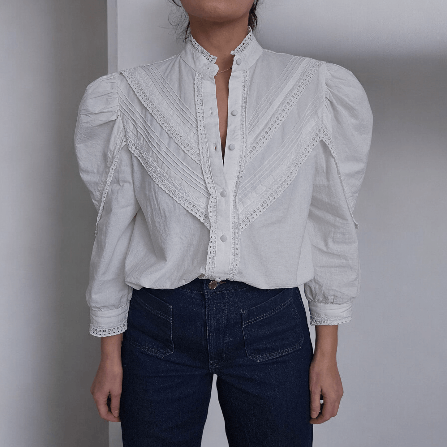 Chloe Baumwollbluse mit romantischen Spitzendetails und eleganten Dreiviertelärmeln für einen femininen Look.