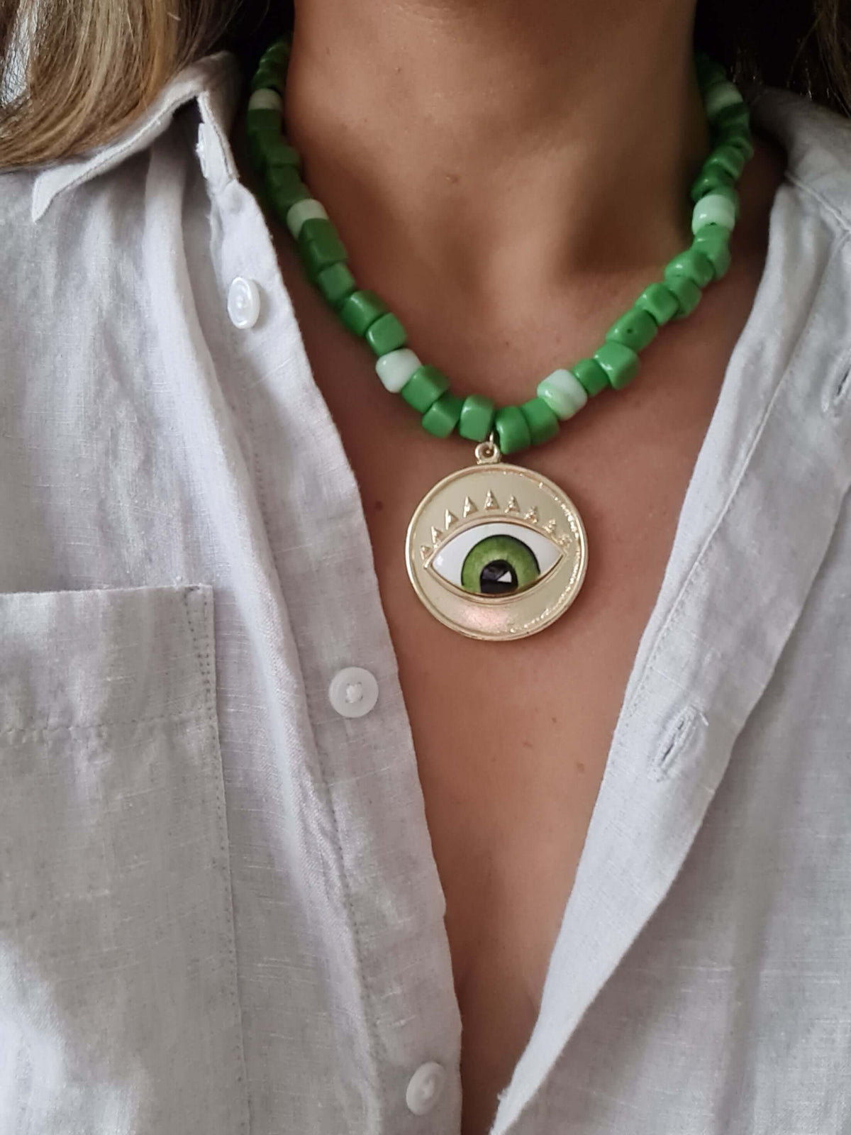 Grüne und weiße quadratische Glasperlen-Halskette mit Auge-der-Vorsehung-Münzanhänger