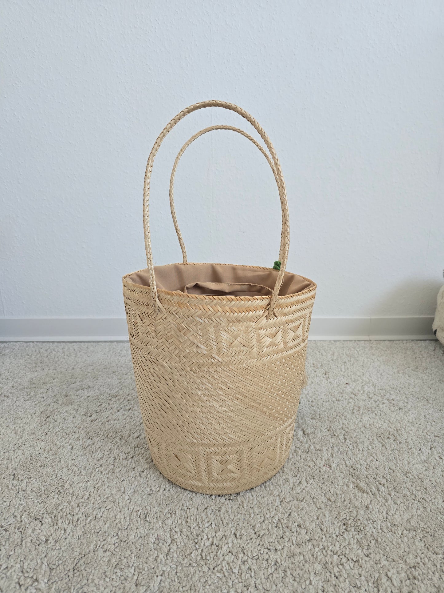 Handgefertigte Korbtasche mit Pompon