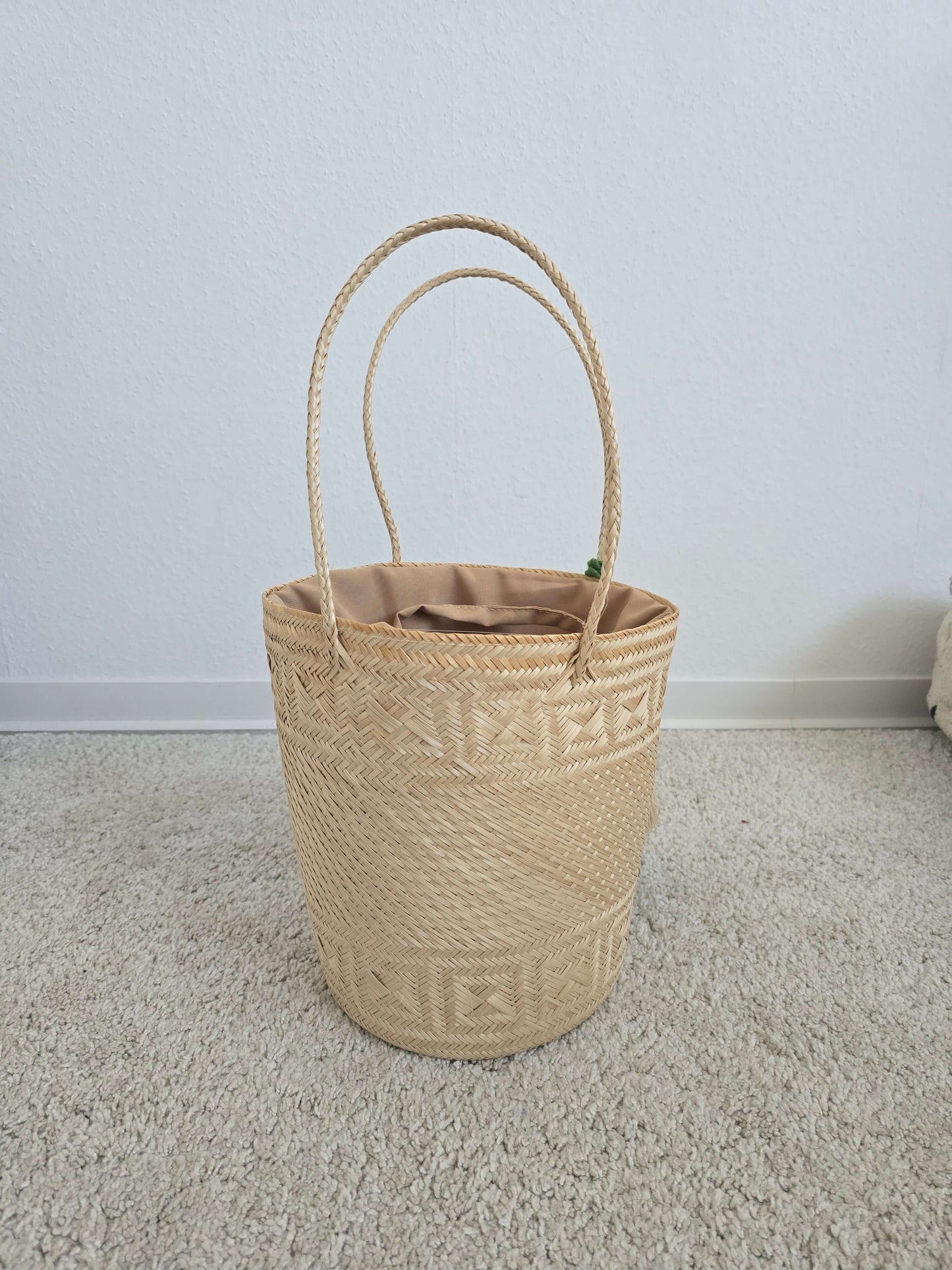 Handgefertigte Korbtasche mit Pompon