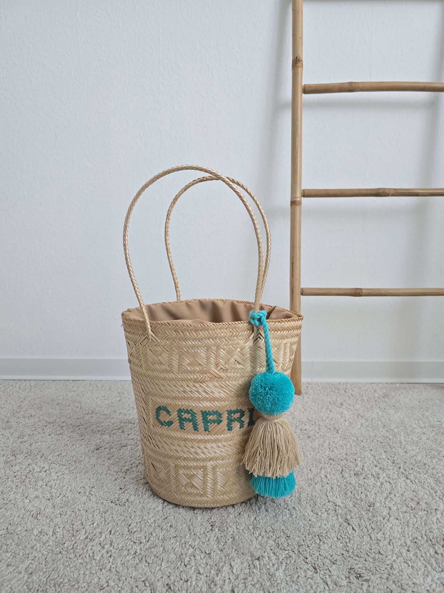 Handgeflochtene Korbtasche mit Pompon