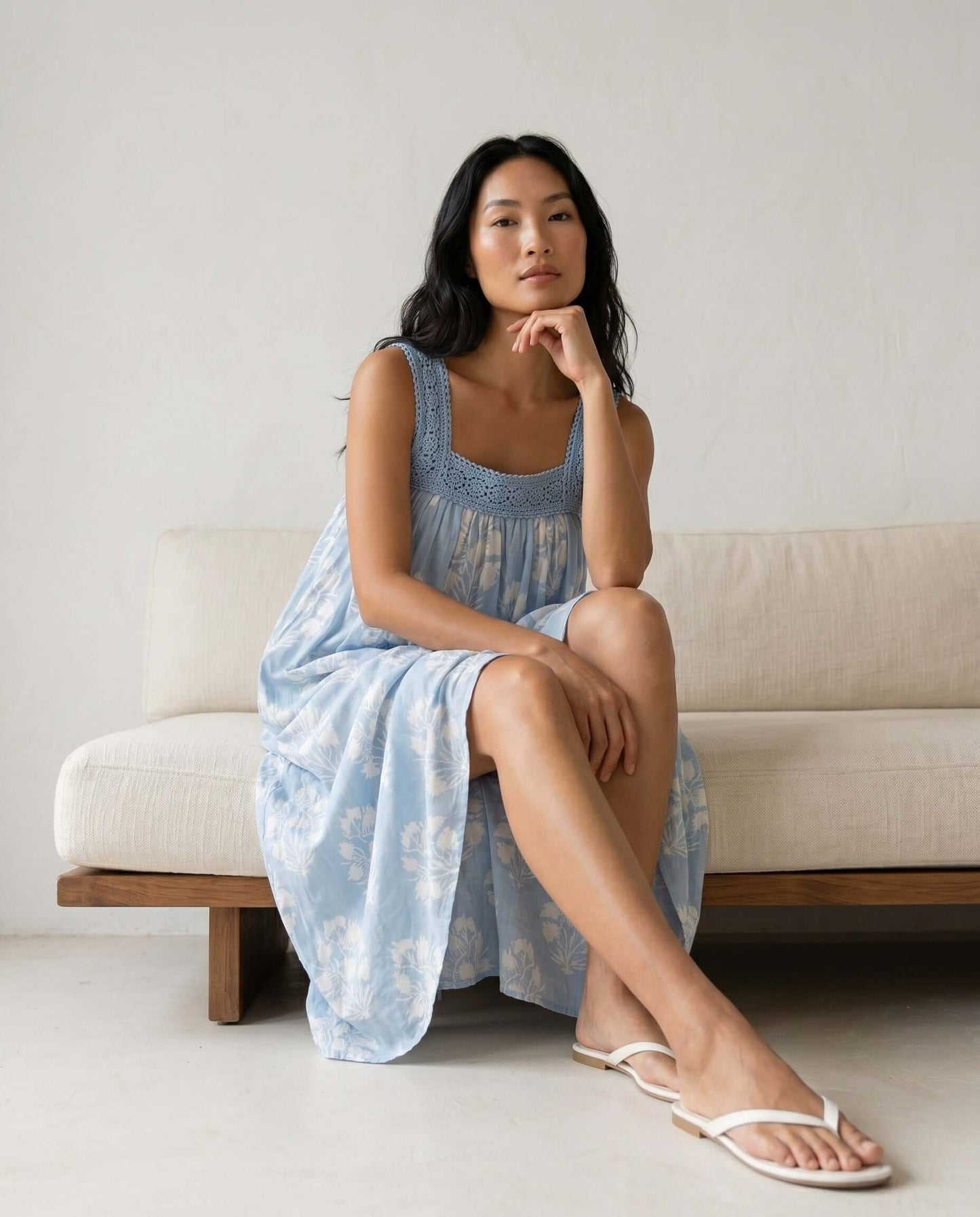 Celeste Kleid – Hellblau, handgefertigt, feminines Design mit zarten Spaghettiträgern für den Sommer.