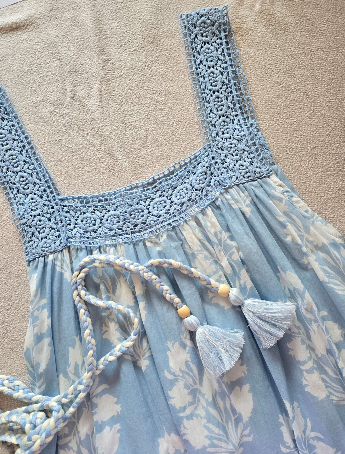 Hellblaues Blockprint-Maxikleid mit Spitzendetails