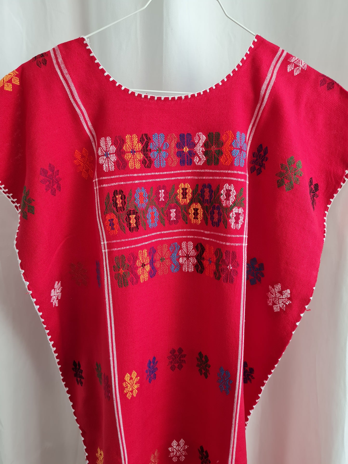 Kaftan mit mehrfarbiger Stickerei – Rot