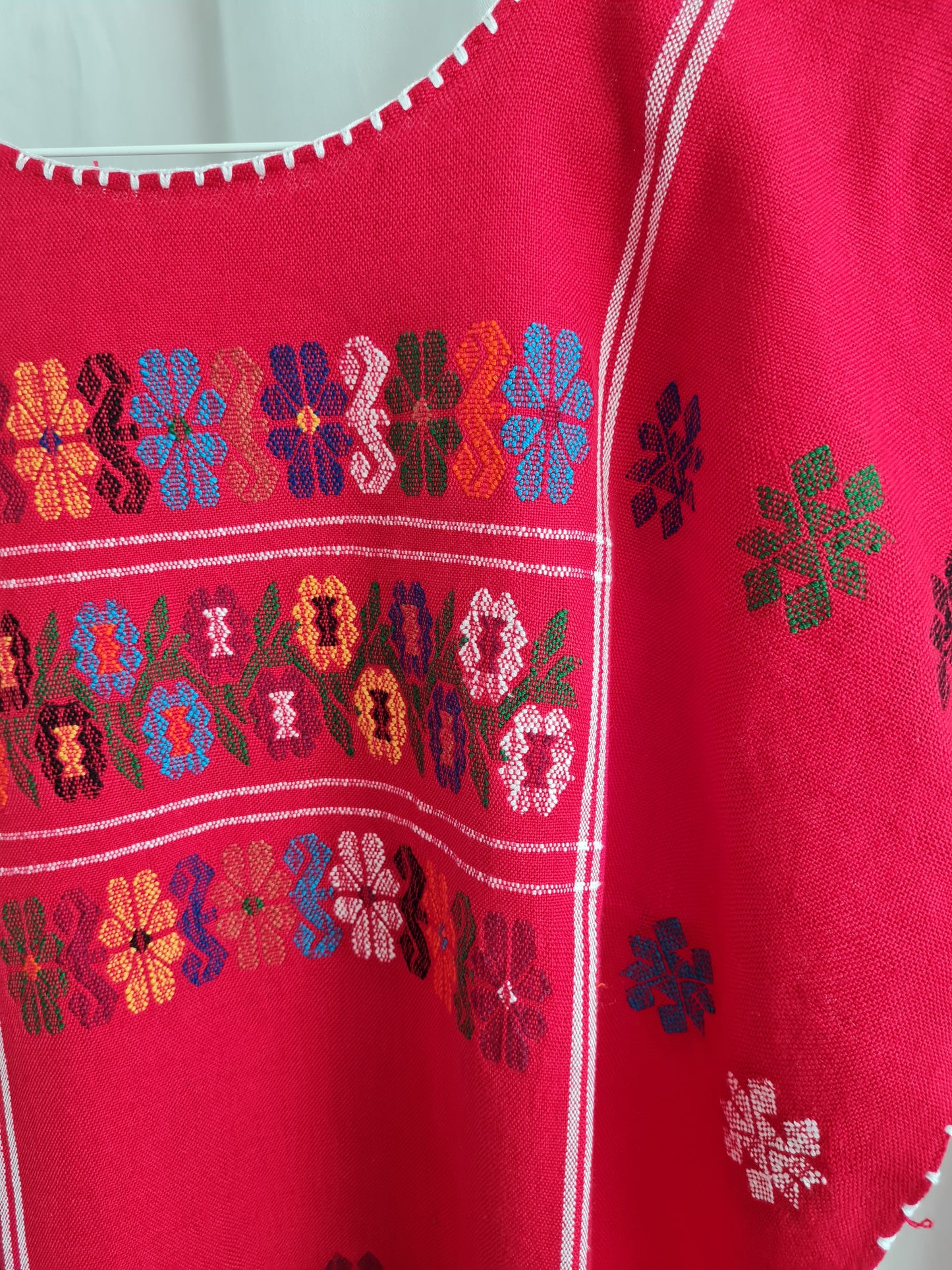Kaftan mit mehrfarbiger Stickerei – Rot