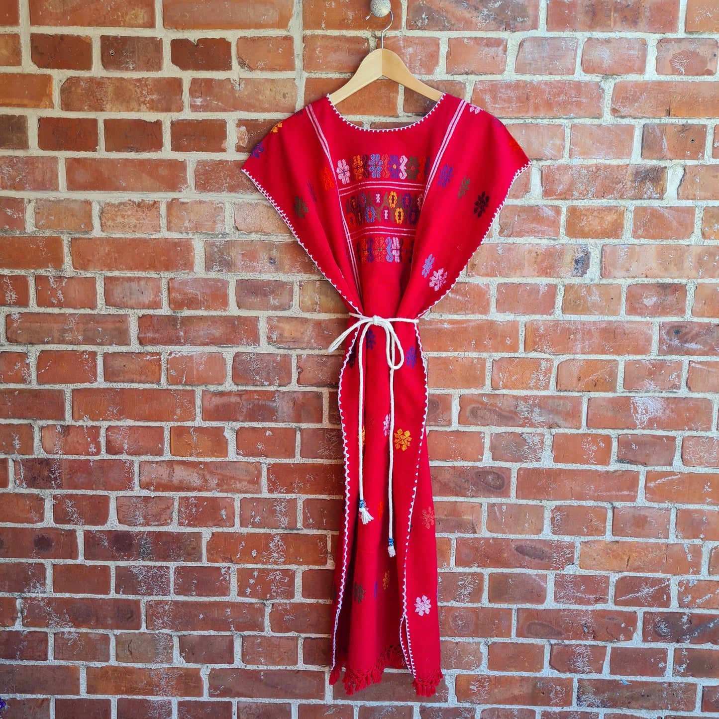 Kaftan mit mehrfarbiger Stickerei – Rot