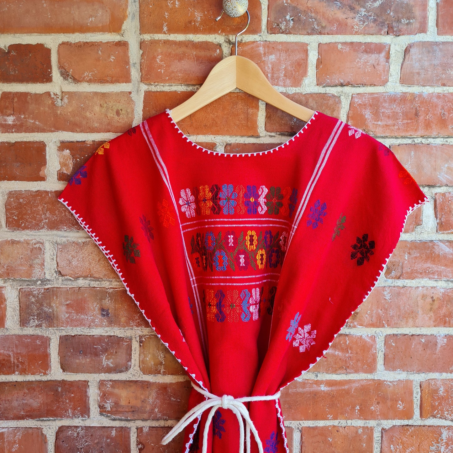Kaftan mit mehrfarbiger Stickerei – Rot