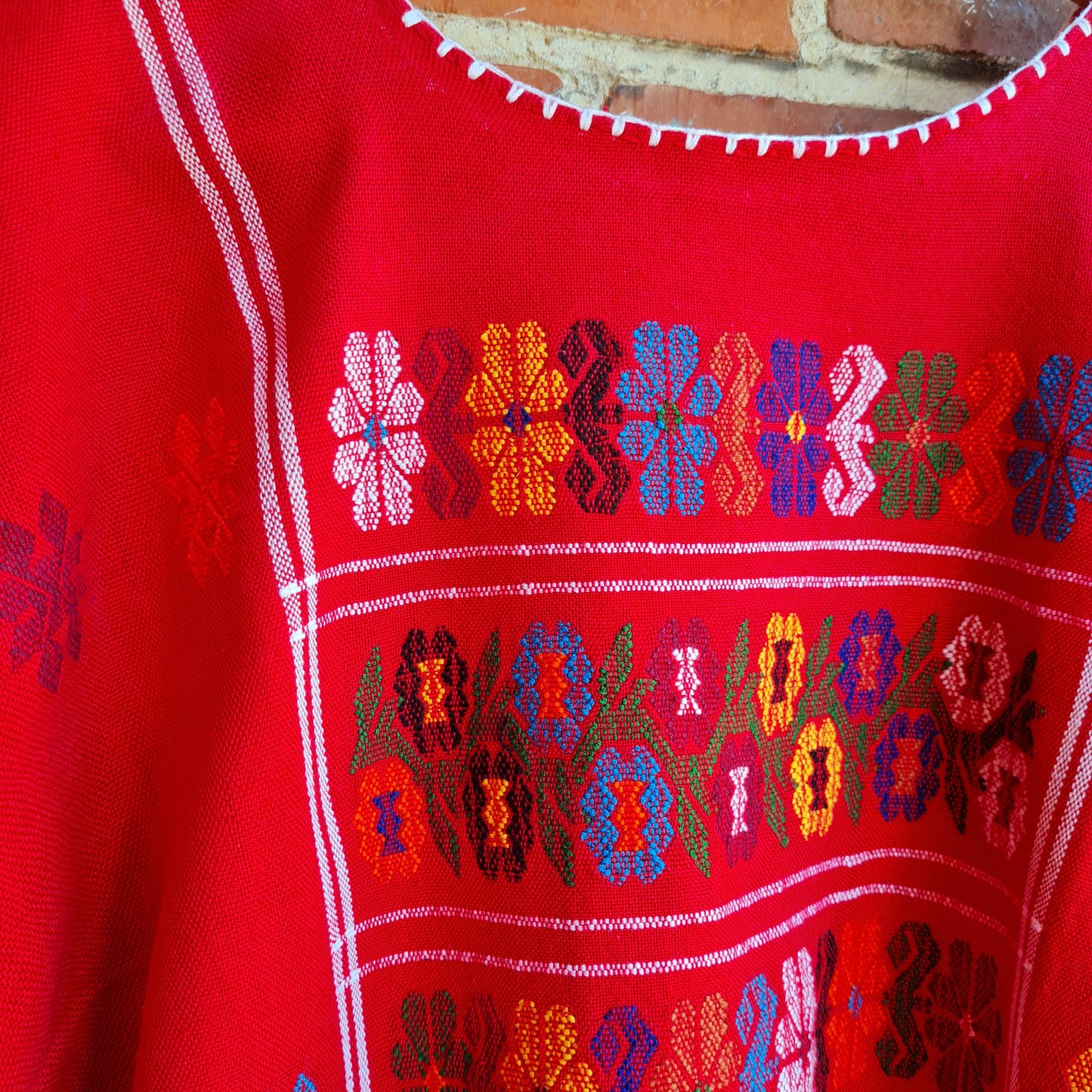 Kaftan mit mehrfarbiger Stickerei – Rot