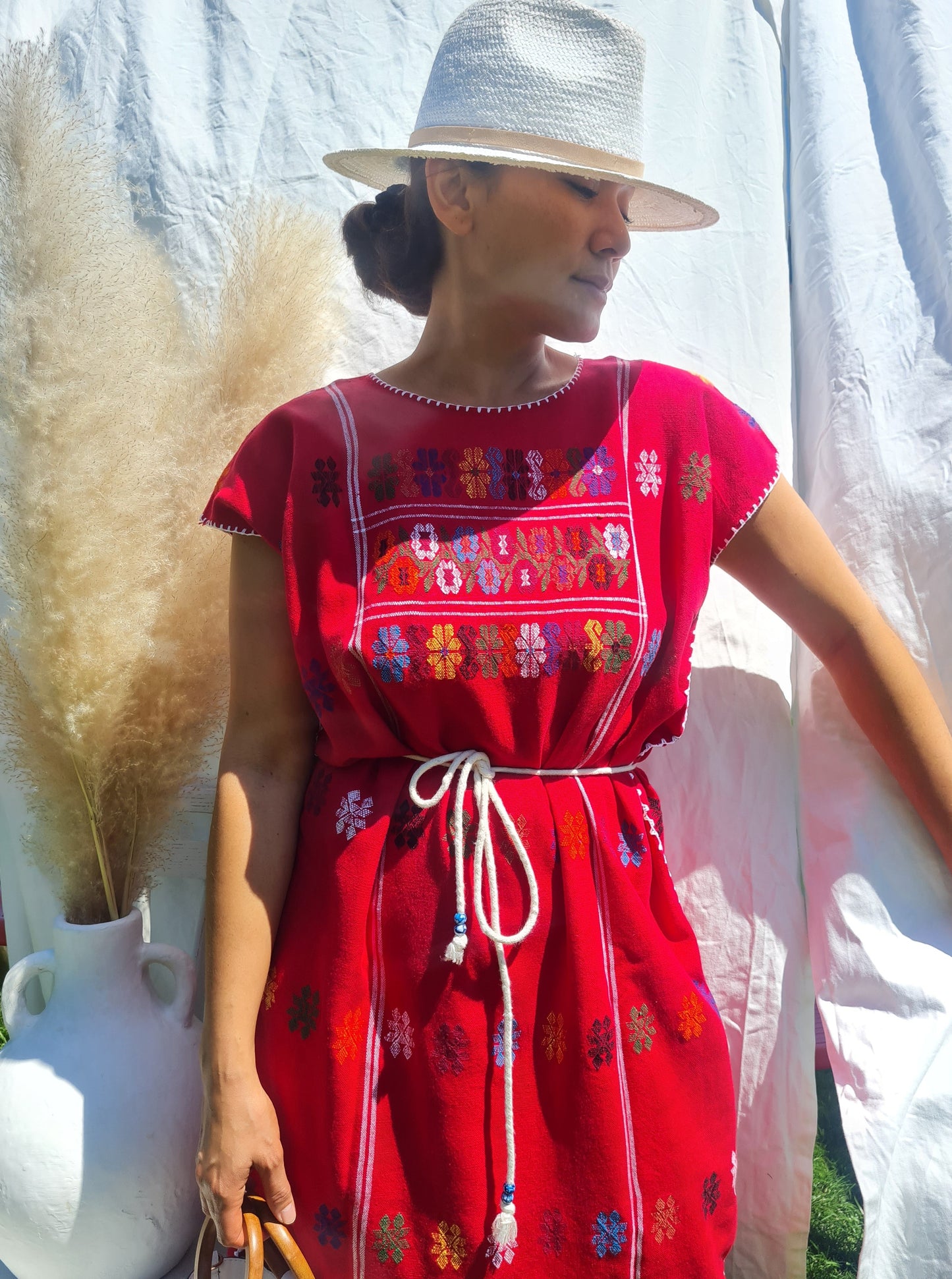 Kaftan mit mehrfarbiger Stickerei – Rot
