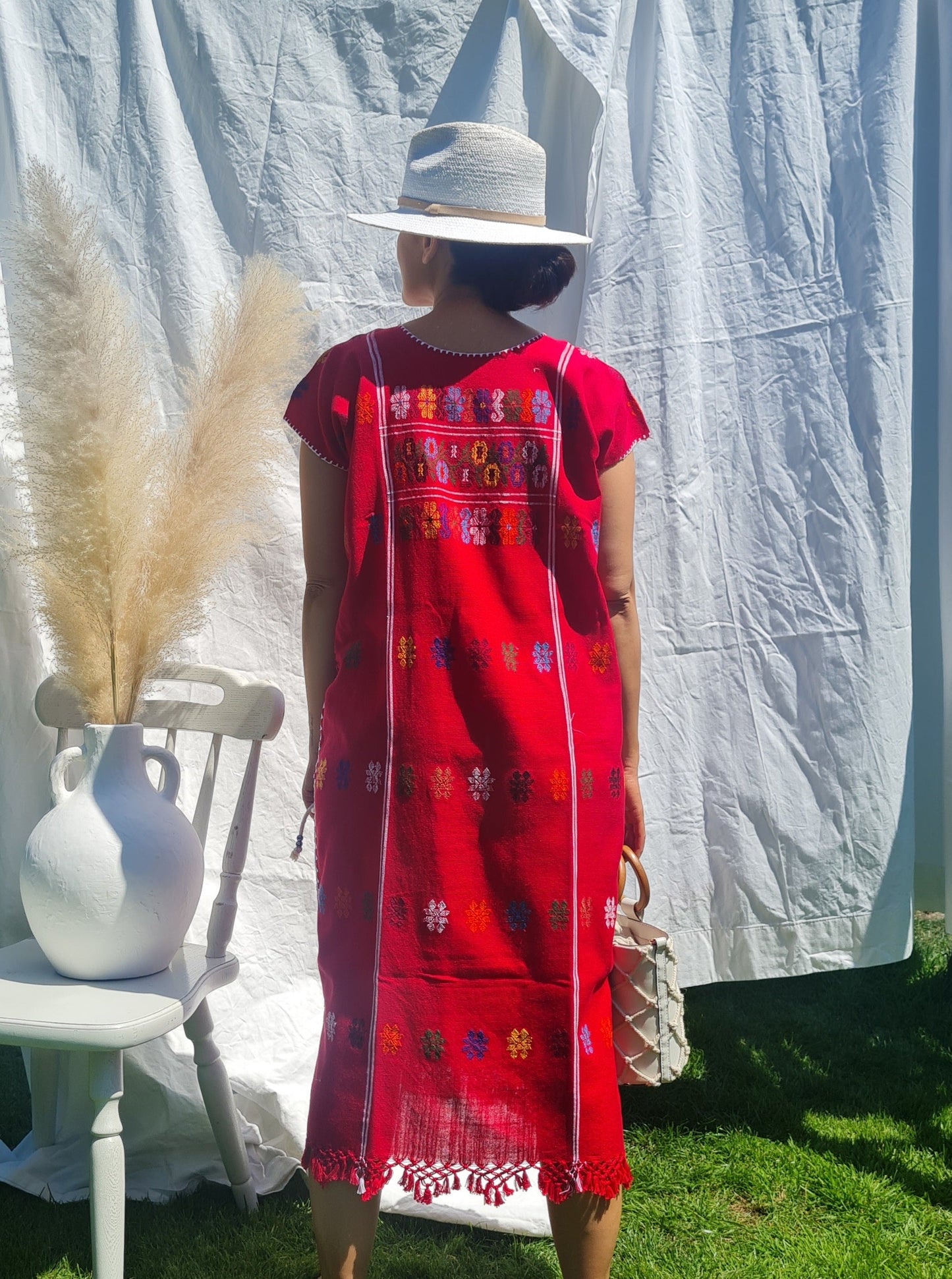 Kaftan mit mehrfarbiger Stickerei – Rot