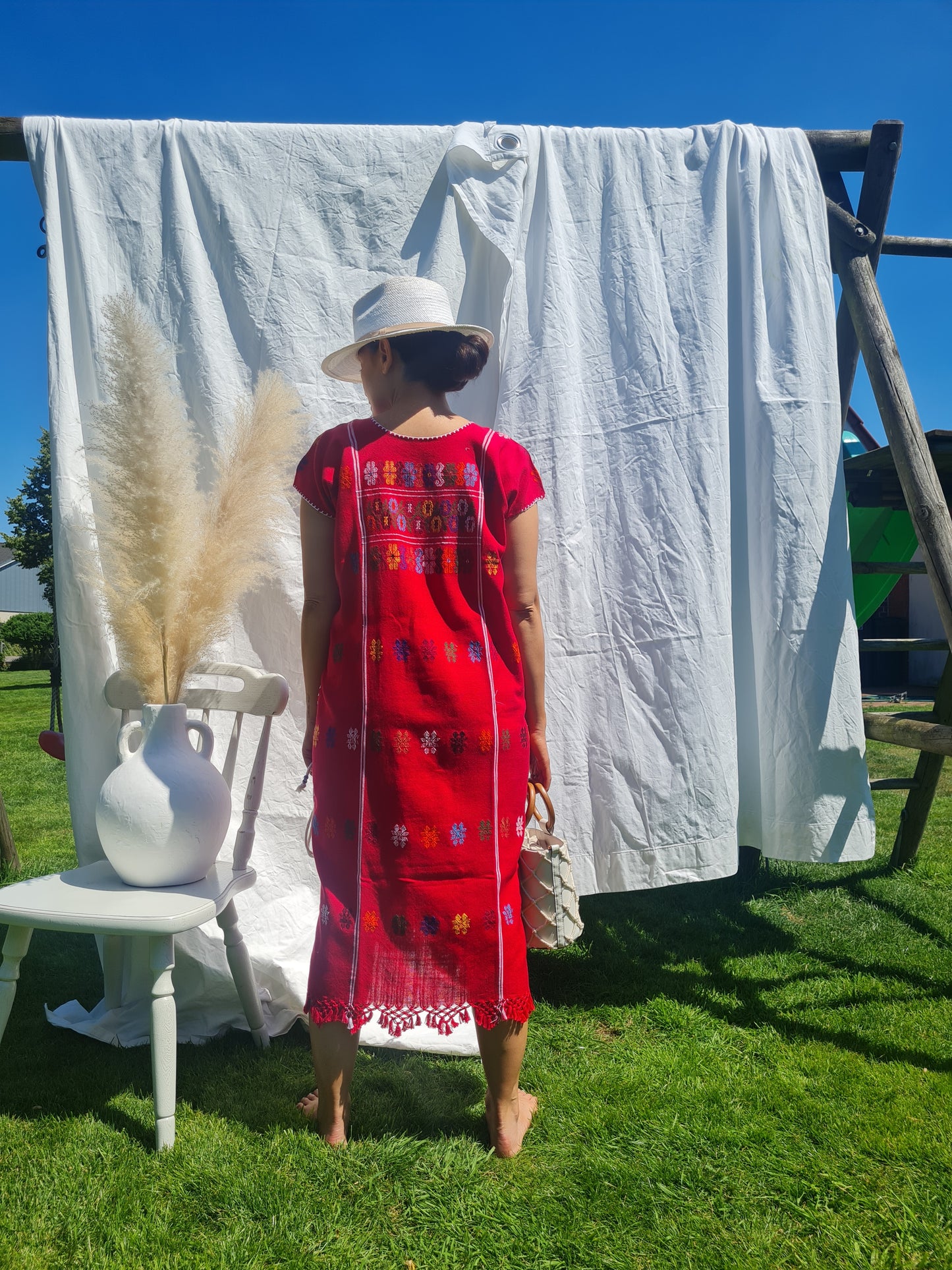 Kaftan mit mehrfarbiger Stickerei – Rot