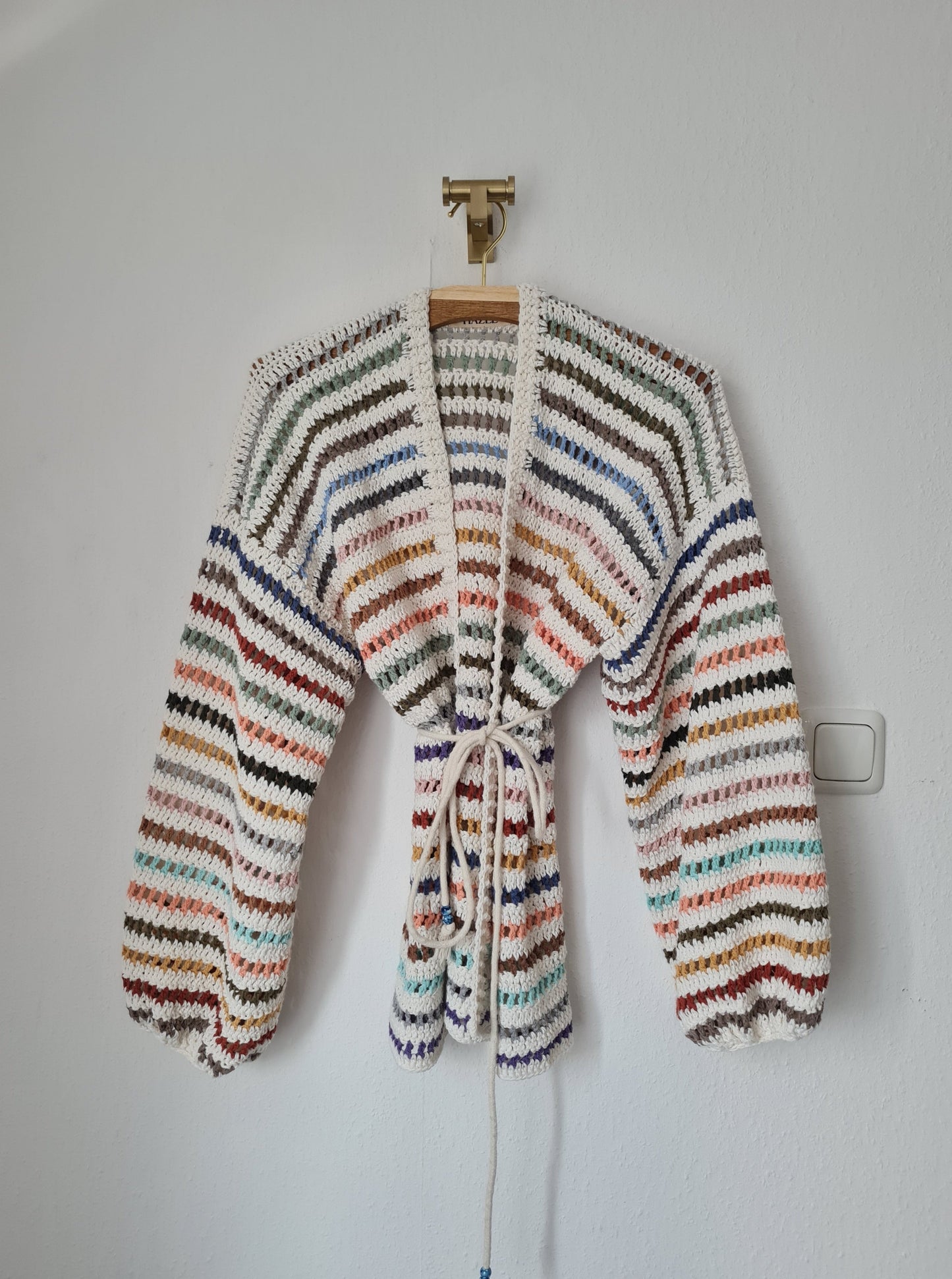 Demnächst verfügbar handgestrickte Strickjacke - Multi Colored