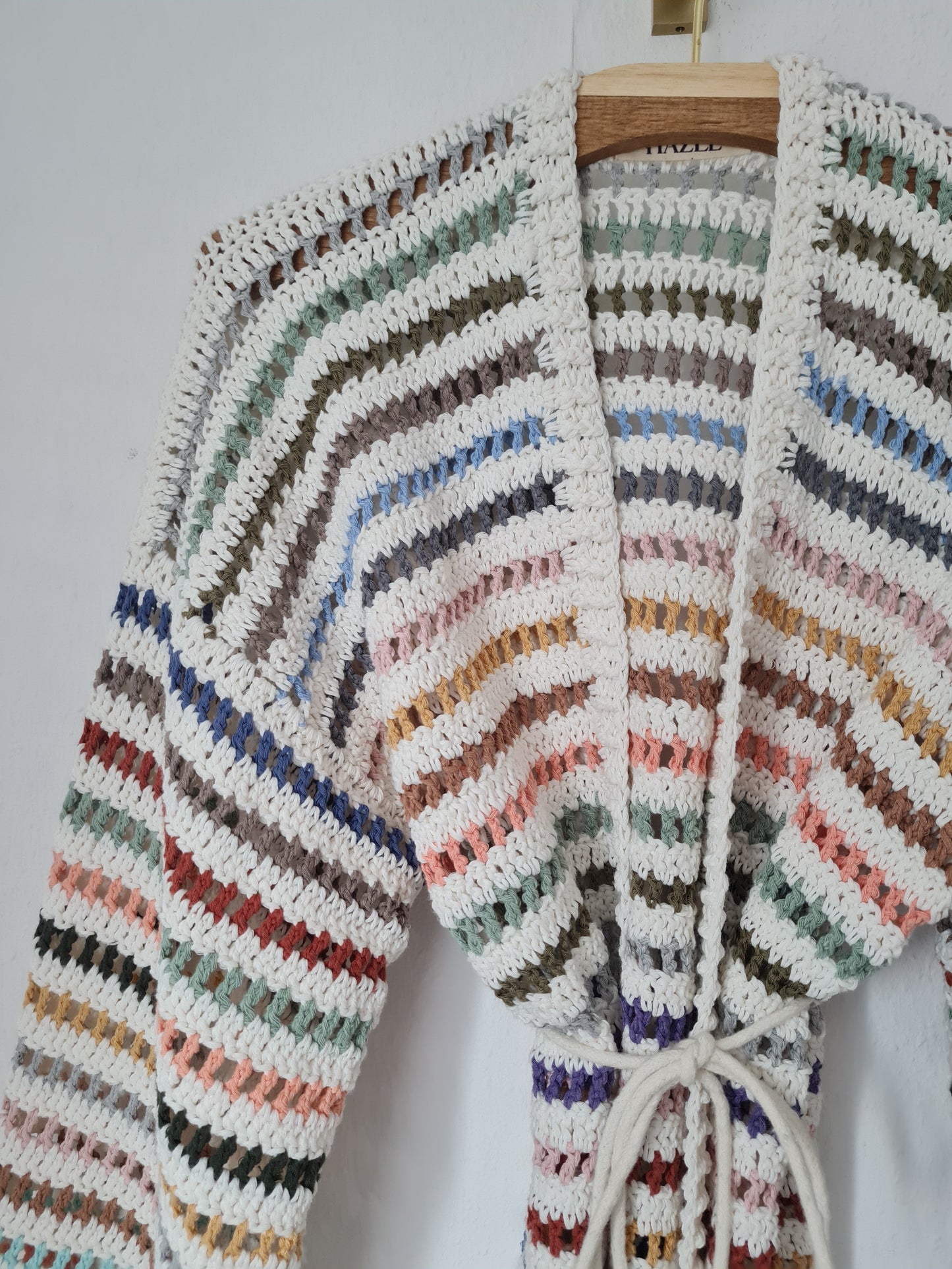 Demnächst verfügbar handgestrickte Strickjacke - Multi Colored