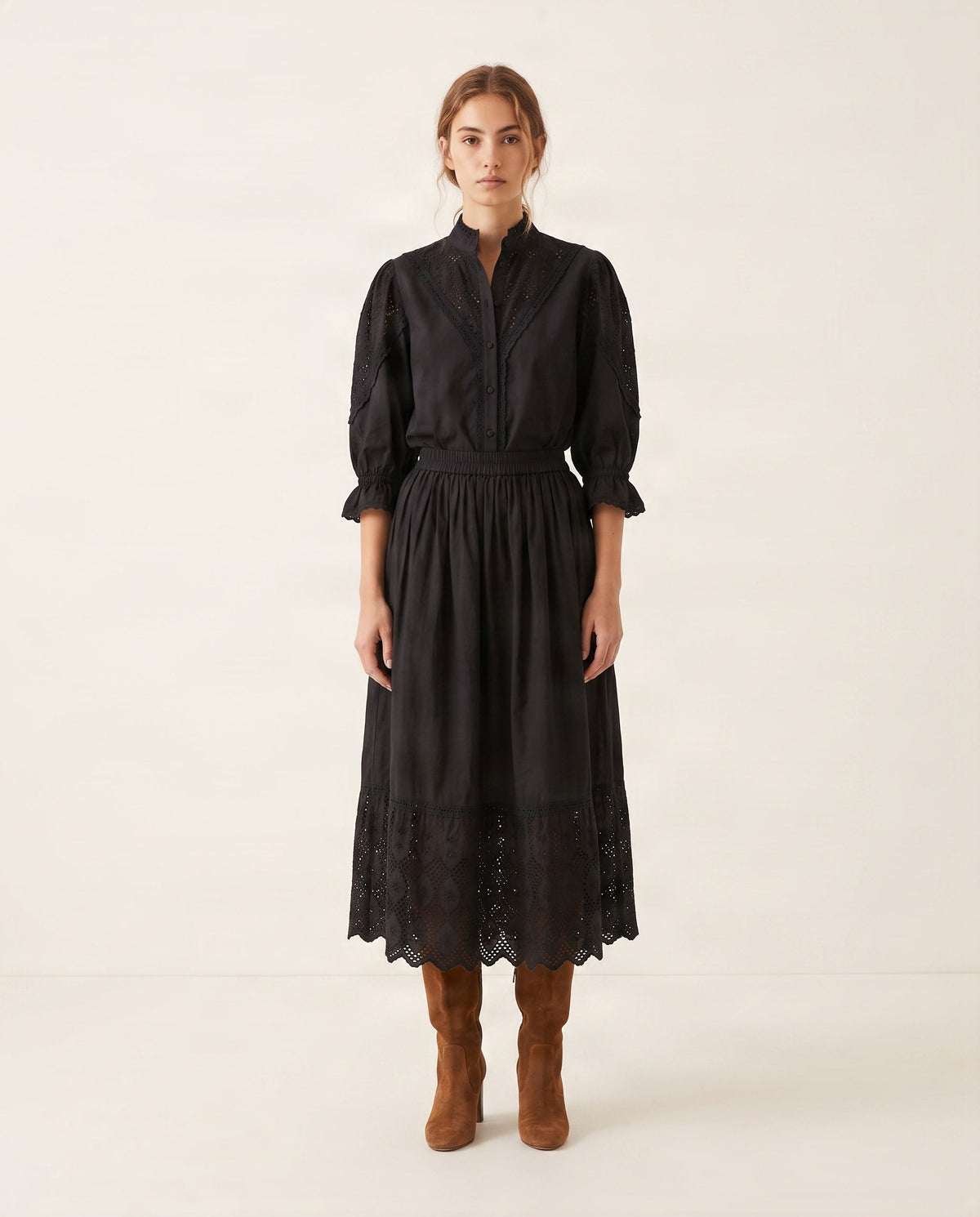 Frau in schwarzem Handgefertigt Röcke Stil mit eleganten Details, passend zu Slow Fashion.