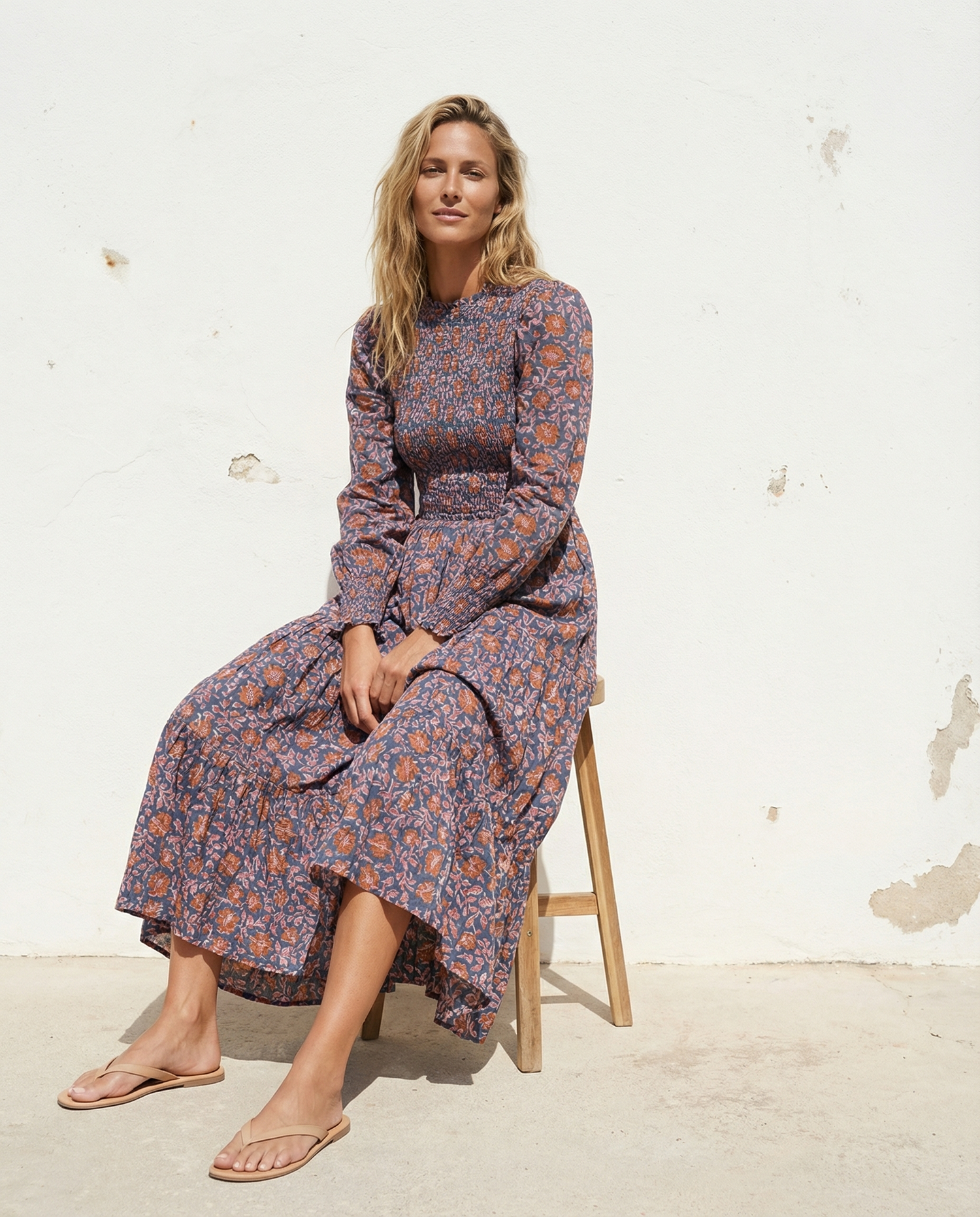 Dame im bunten, handgefertigten Kleid der Archive-Kollektion aus Slow Fashion. Perfekt für jeden Anlass.