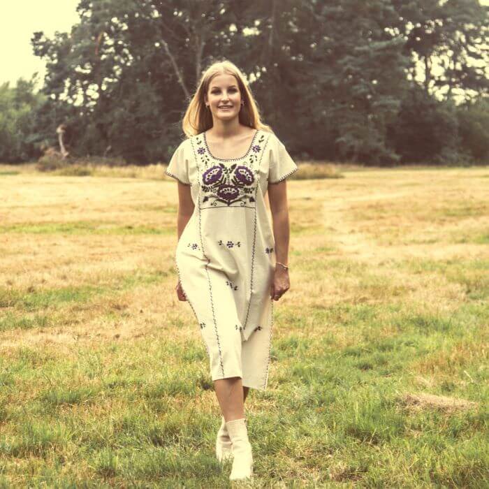 Frau in einem handgestickten Kleid aus der Kollektion. Handgefertigt und Teil der Slow Fashion Bewegung.
