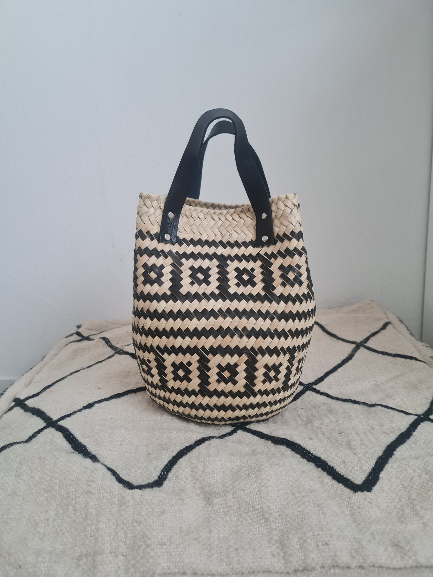 Las Palmas Korb Tasche Klein mit schwarzem Ledergriff – Creme/Schwarz