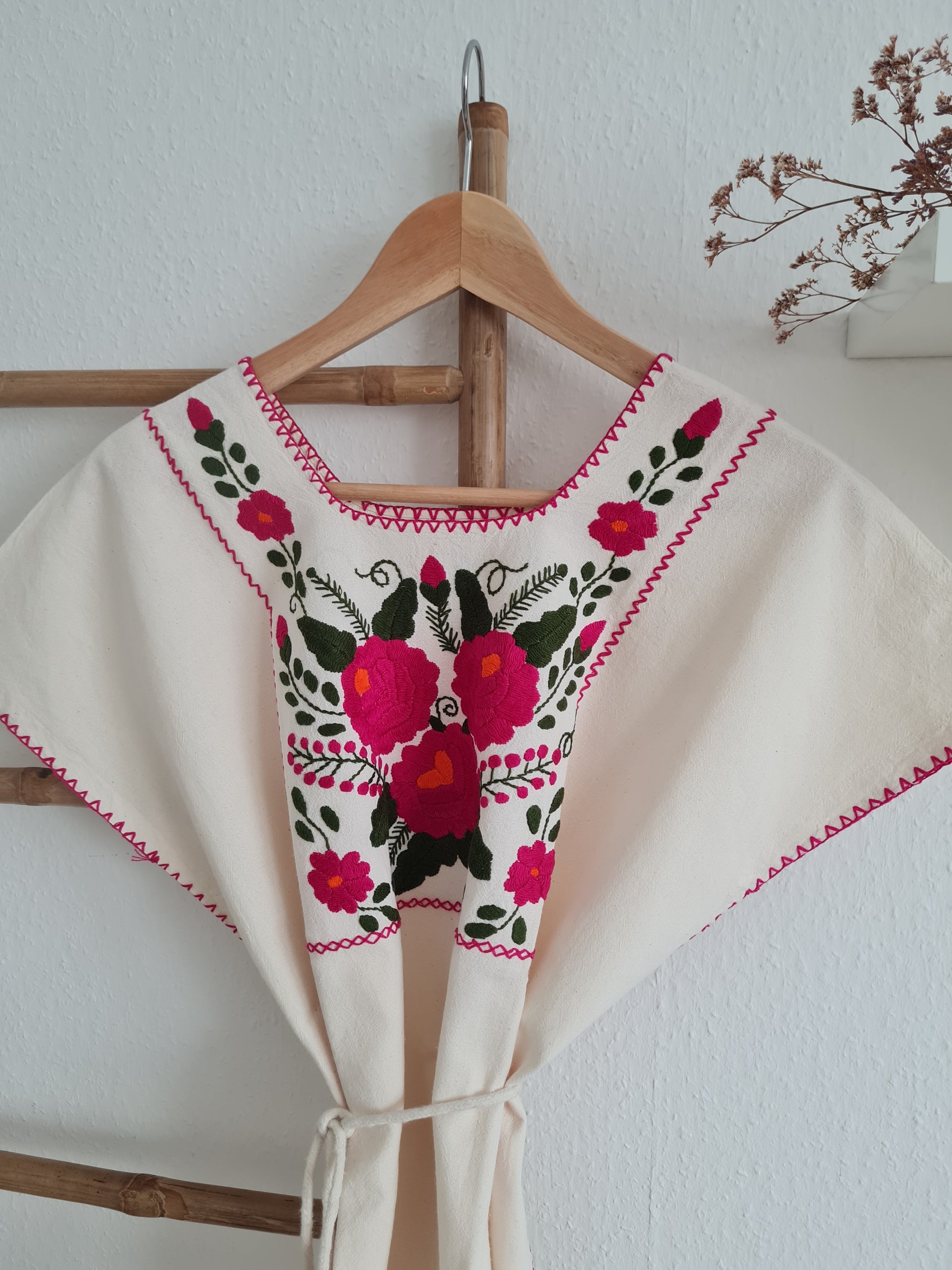 Handbestickte Carmela Bluse Nr. 11 – Creme/Magenta