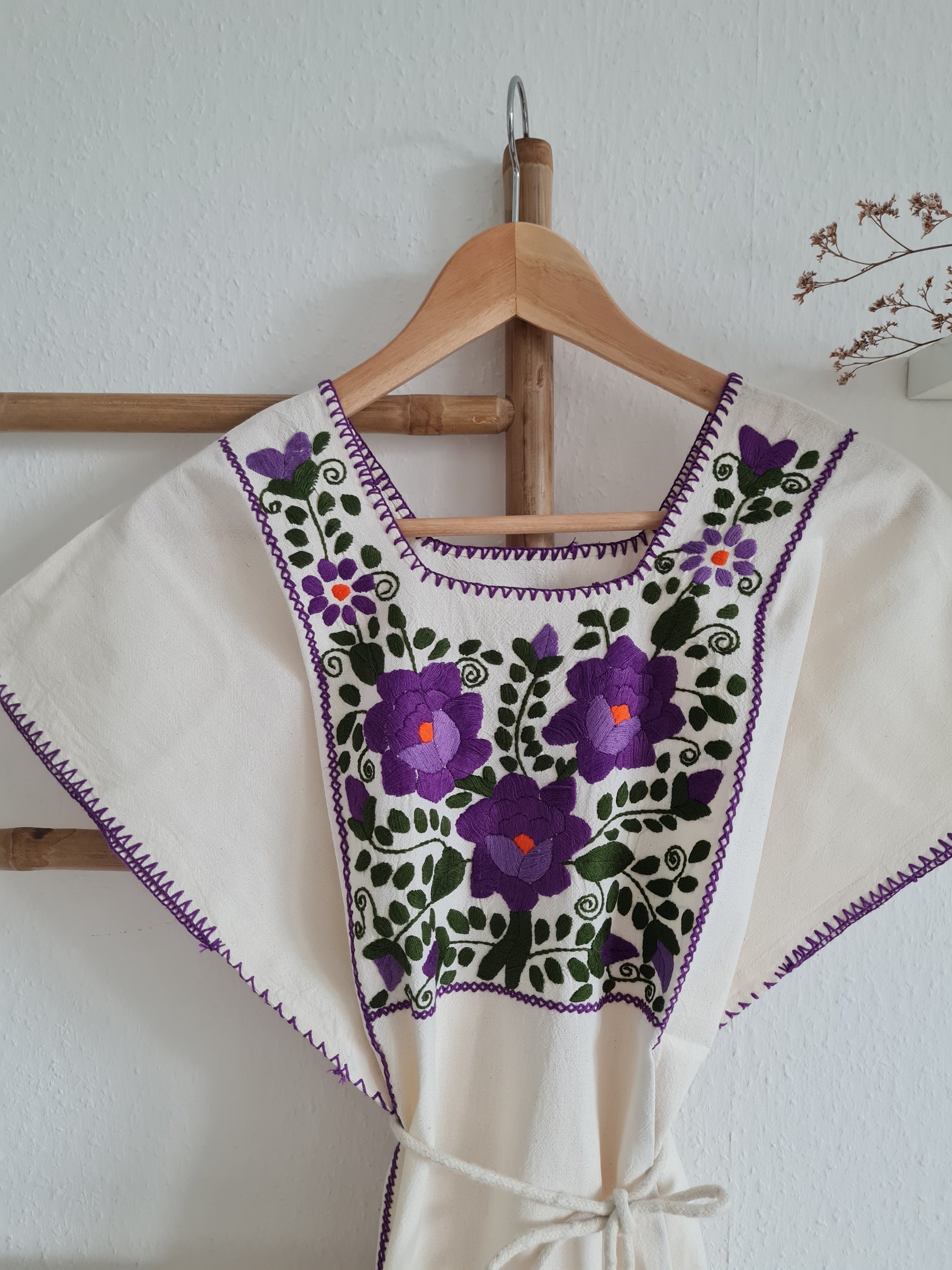 Handbestickte Baumwollbluse Nr. 7 – Creme/Violett