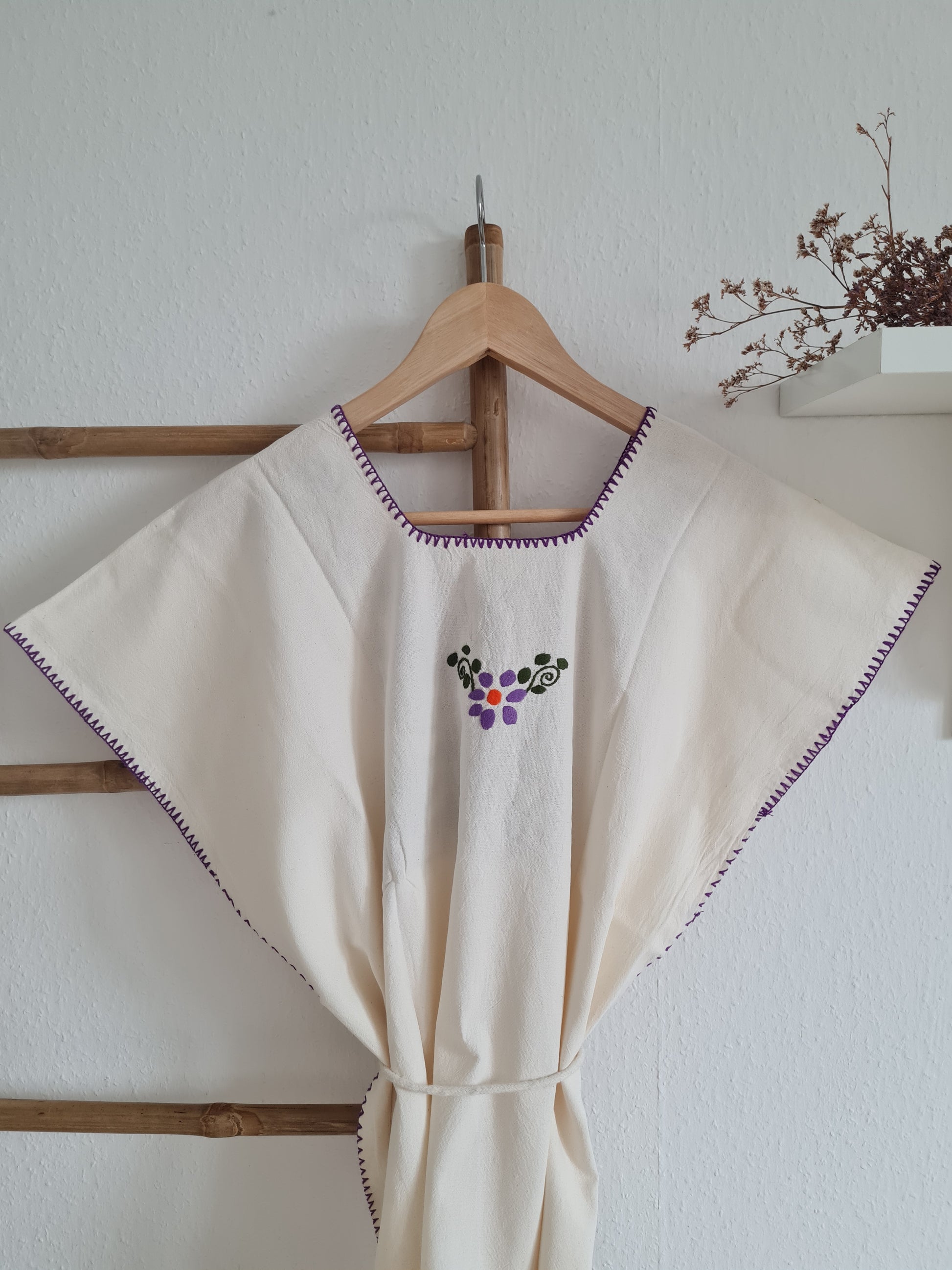 Handbestickte Baumwollbluse Nr. 7 – Creme/Violett