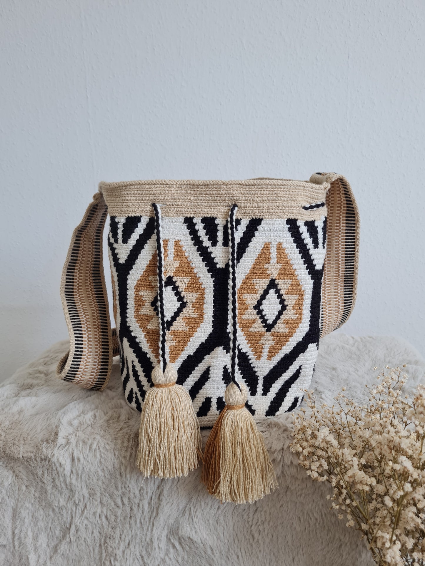 Wayuu Tasche Nr. 5 – Weiß/Creme/Schwarz