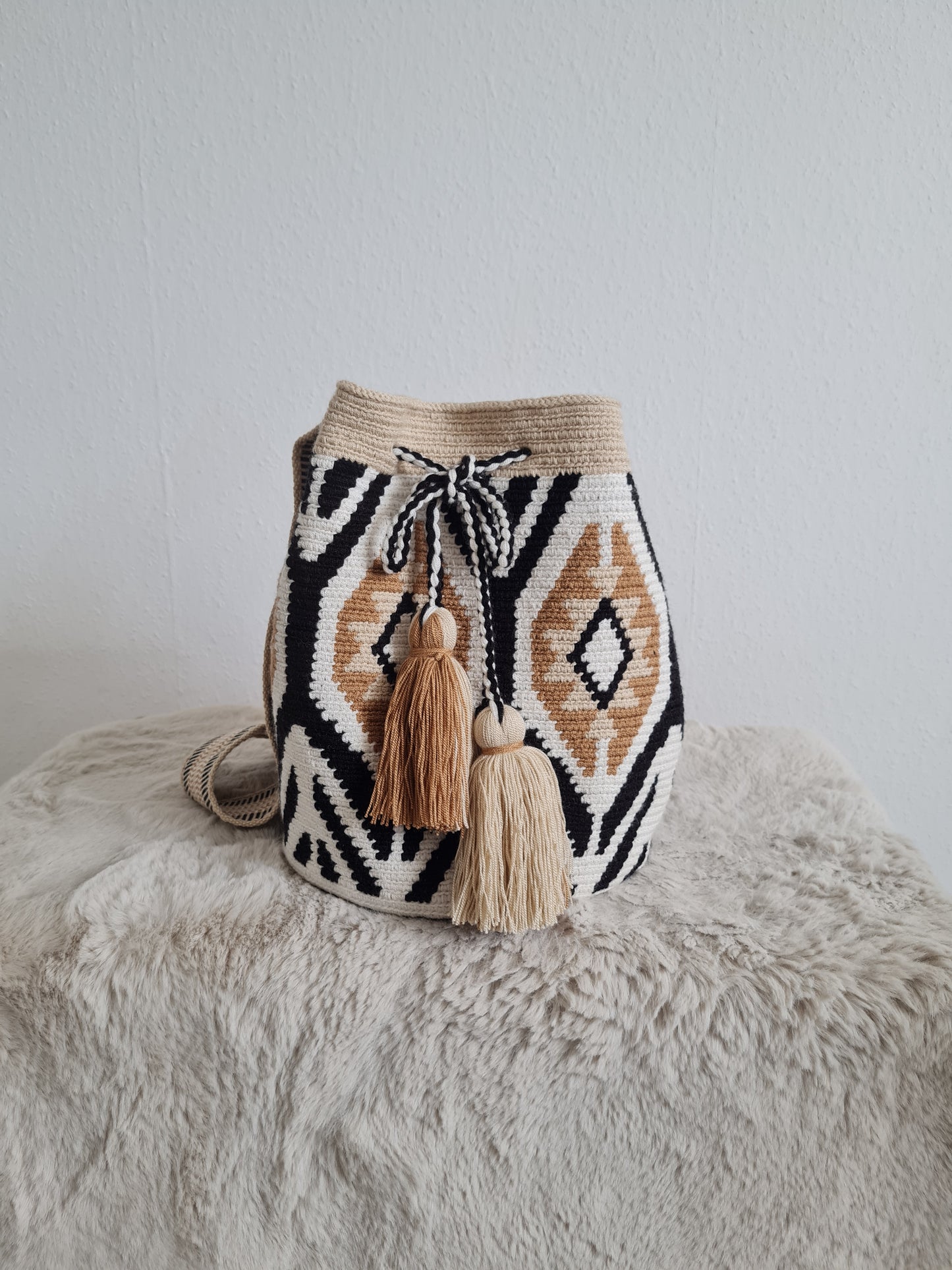 Wayuu Tasche Nr. 5 – Weiß/Creme/Schwarz