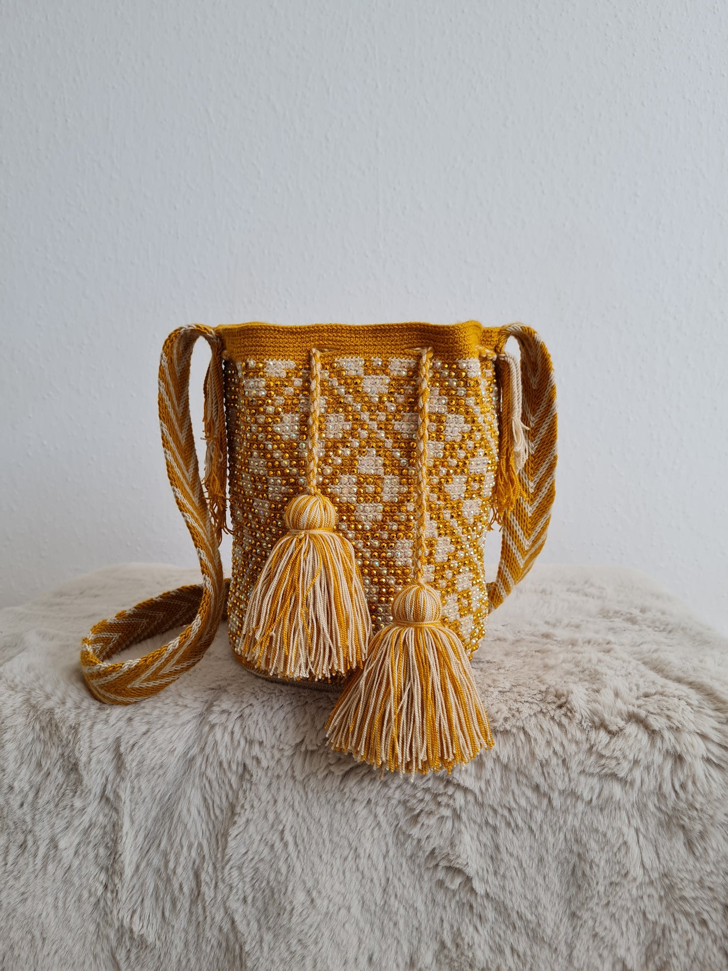 Wayuu Tasche mit Strasssteinen – Senf