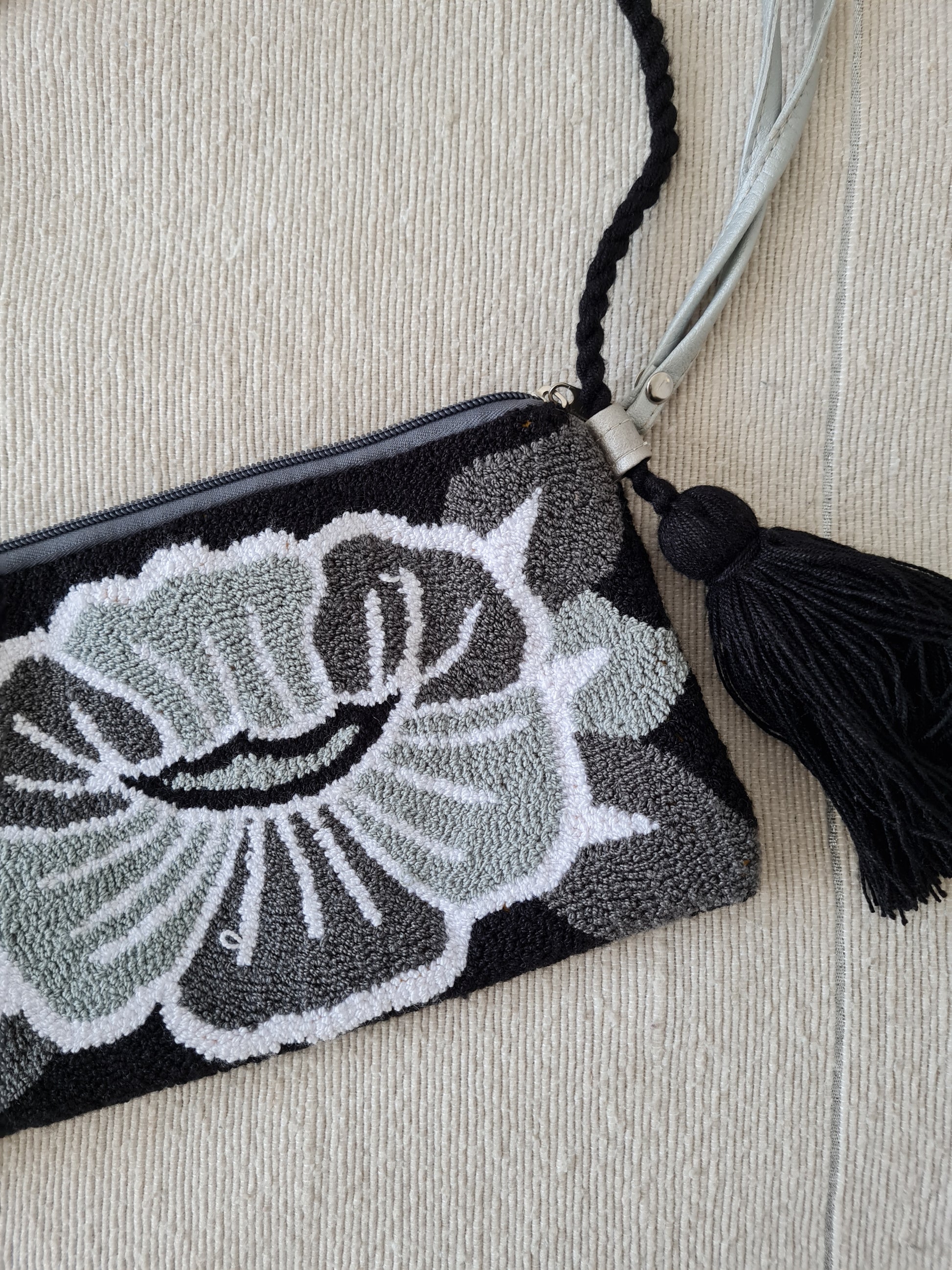 Wayuu Clutch – Schwarz/Grau