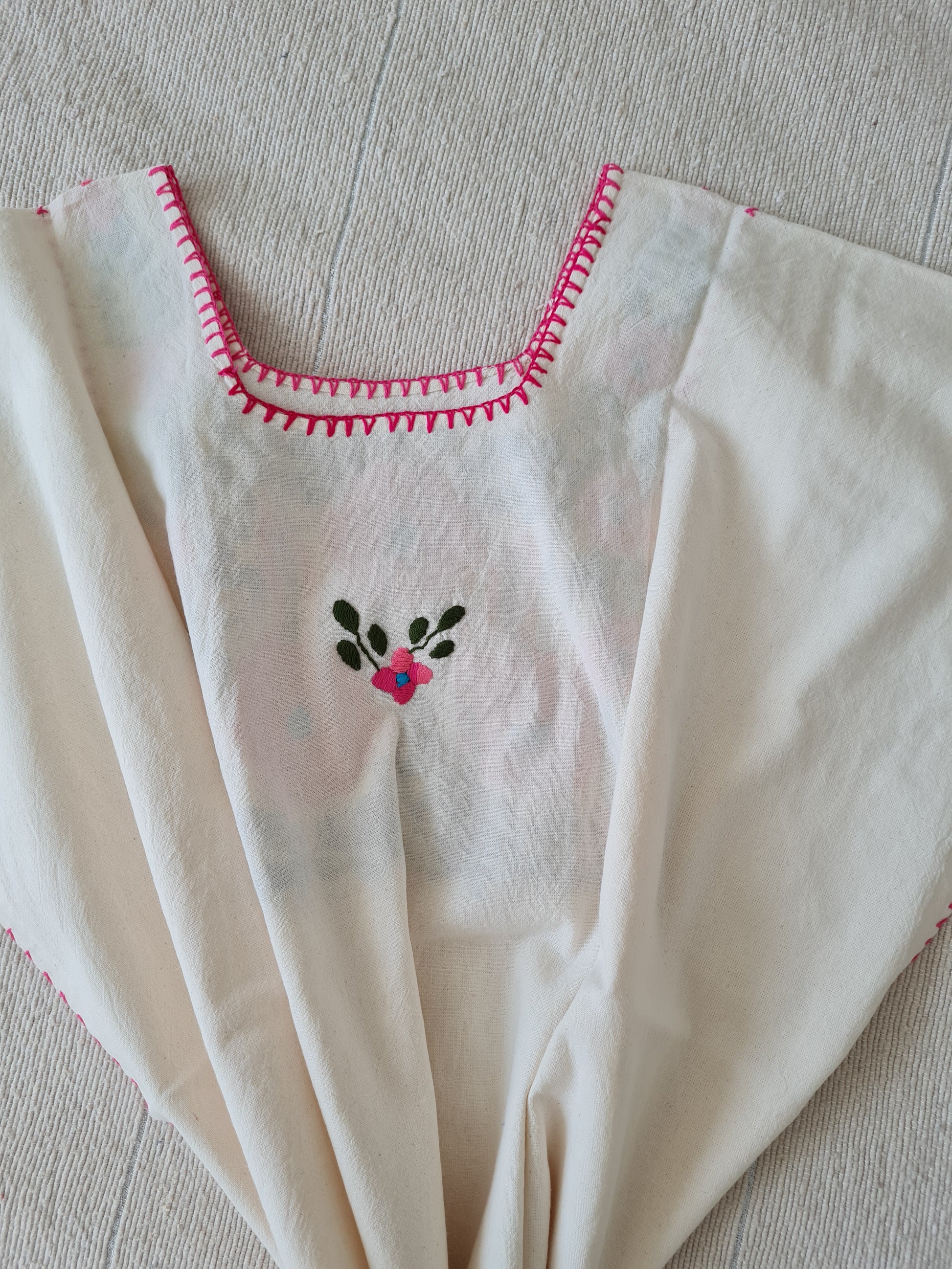 Handbestickte Baumwollbluse Nr. 18 – Creme/Pink