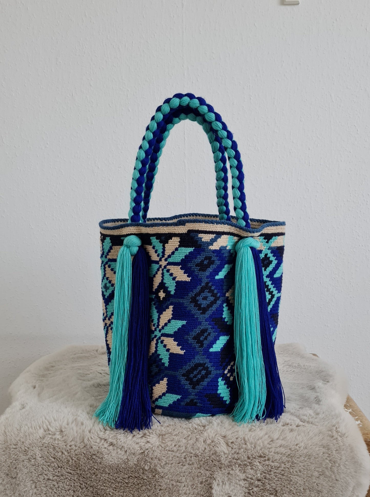 Handgefertigte Tasche mit Quasten 